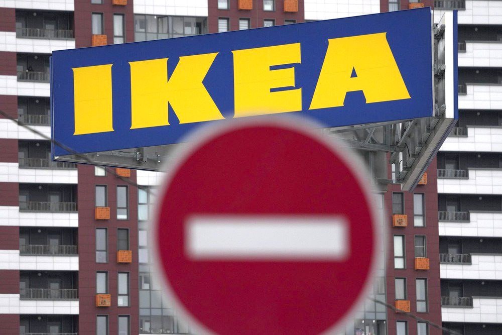 Россияне больше всего ждут возвращения в страну шведской IKEA  Согласно данным опроса Webbankir, возвращение зарубежных брендов поддерживают 46,2% респондентов, а четверть выступили против этого.  Больше всего опрошенные ждут возвращения IKEA  42,3% , южнокорейского производителя Samsung  39,8% , немецкого бренда Adidas  30,8% , американской компании Apple  29,2% .  Среди автомобильных брендов жители страны больше всего ждут возвращения на рынок японского производителя Toyota  25%  и Volkswagen  20,9% .   IKEA приостановила продажи в России в марте 2022 года, а спустя несколько месяцев заявила, что возможности возобновить работу в стране у нее нет.  Ранее президент Владимир Путин сообщил, что с некоторыми зарубежными компаниями уже ведутся переговоры в закрытом режиме по вопросу возвращения на российский рынок. Глава государства указал, что процесс идет "спокойно, достойно, с уважением друг к другу и с соблюдением взаимных интересов".  Фото: GettyImages