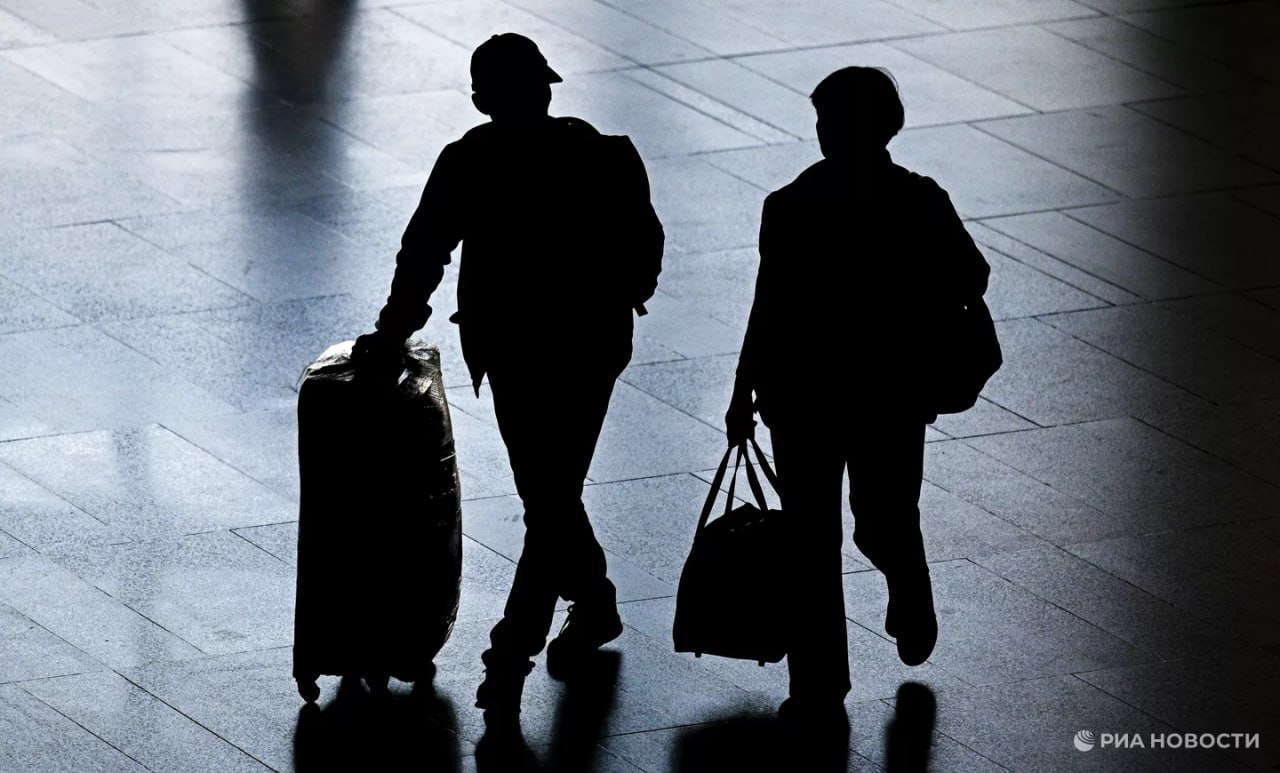 Туристы потратили рекордные 80 7 млрд рублей на путешествия по России в новогодние праздники совершив 11 8 млн поездок по стране рассказали РИА Новости в Сбербанке Около 79 расходов были оплачены картой 13 6 наличными 7 4 переводами Самыми популярными направлениями стали Москва Московская область Санкт Петербург Ленинградская область Краснодарский край Подписаться на РИА Новости экономика Все наши каналы