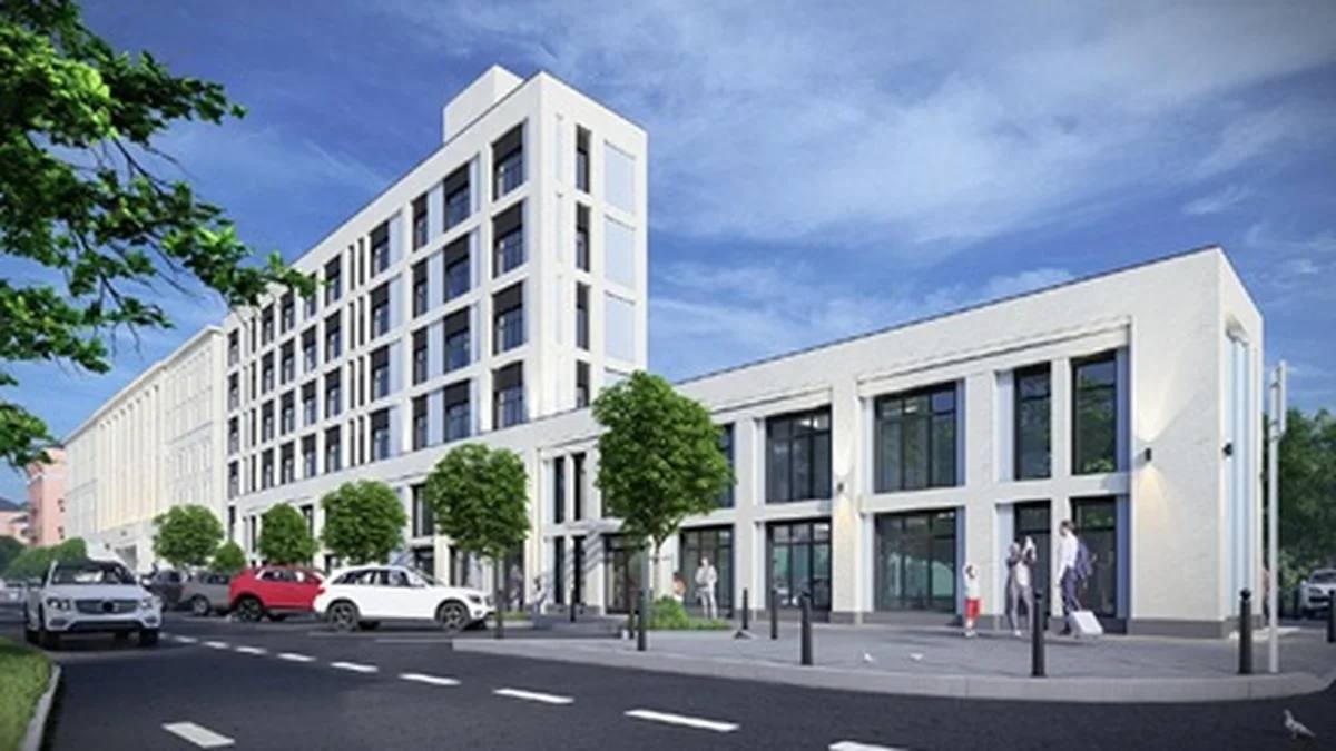 В Перми внесли изменения в проект бизнес-отеля  В Пермском крае внесены изменения в приоритетный инвестиционный проект по строительству бизнес-отеля с медицинским центром на улице Коминтерна, 5б, рядом с клинической больницей №3. Инициатор проекта, компания «Управление проектами», перенесла срок завершения работ с 2028 на 2029 год, пишет «Ъ-Прикамье».  Многофункциональный комплекс будет состоять из бизнес-отеля, медцентра, офисных и торговых пространств, ресторана и других объектов. Отель ориентируют на бизнес-туристов, посещающих Пермь, а также на студентов, приезжающих сюда учиться. Здание станет шестиэтажным, на 1–2-м этажах разместятся инфраструктурные объекты, на 3–4-м этажах — гостиничные номера. Номерной фонд отеля составит 340 номеров.  В ближайшие три года, в том числе при краевой поддержке, будет введено более 10 отелей и гостиниц на 1000 номеров.  #Новости #Отели #СтроительствоОтеля #ОтелиПерми    Новости Отелей