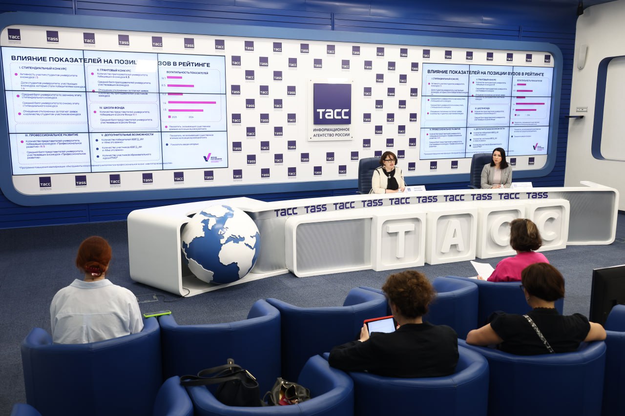 Рейтинг вузов участников Стипендиальной программы 2024 2025 Вчера мы представили ежегодный рейтинг вузов участников Стипендиальной программы Владимира Потанина Вот как выглядит первая десятка 1 Национальный исследовательский университет Высшая школа экономики 2 Санкт Петербургский государственный университет 3 4 Московский государственный университет имени М В Ломоносова 3 4 Национальный исследовательский университет ИТМО 5 Европейский университет в Санкт Петербурге 6 Уральский федеральный университет имени первого Президента России Б Н Ельцина 7 Санкт Петербургский политехнический университет Петра Великого 8 Новосибирский национальный исследовательский государственный университет 9 Национальный исследовательский Томский государственный университет 1 0 Сколковский институт науки и технологий Полную версию рейтинга в интерактивном формате можно изучить по ссылке Фото пресс центр ТАСС фондпотанина стипендиальнаяпрограмма
