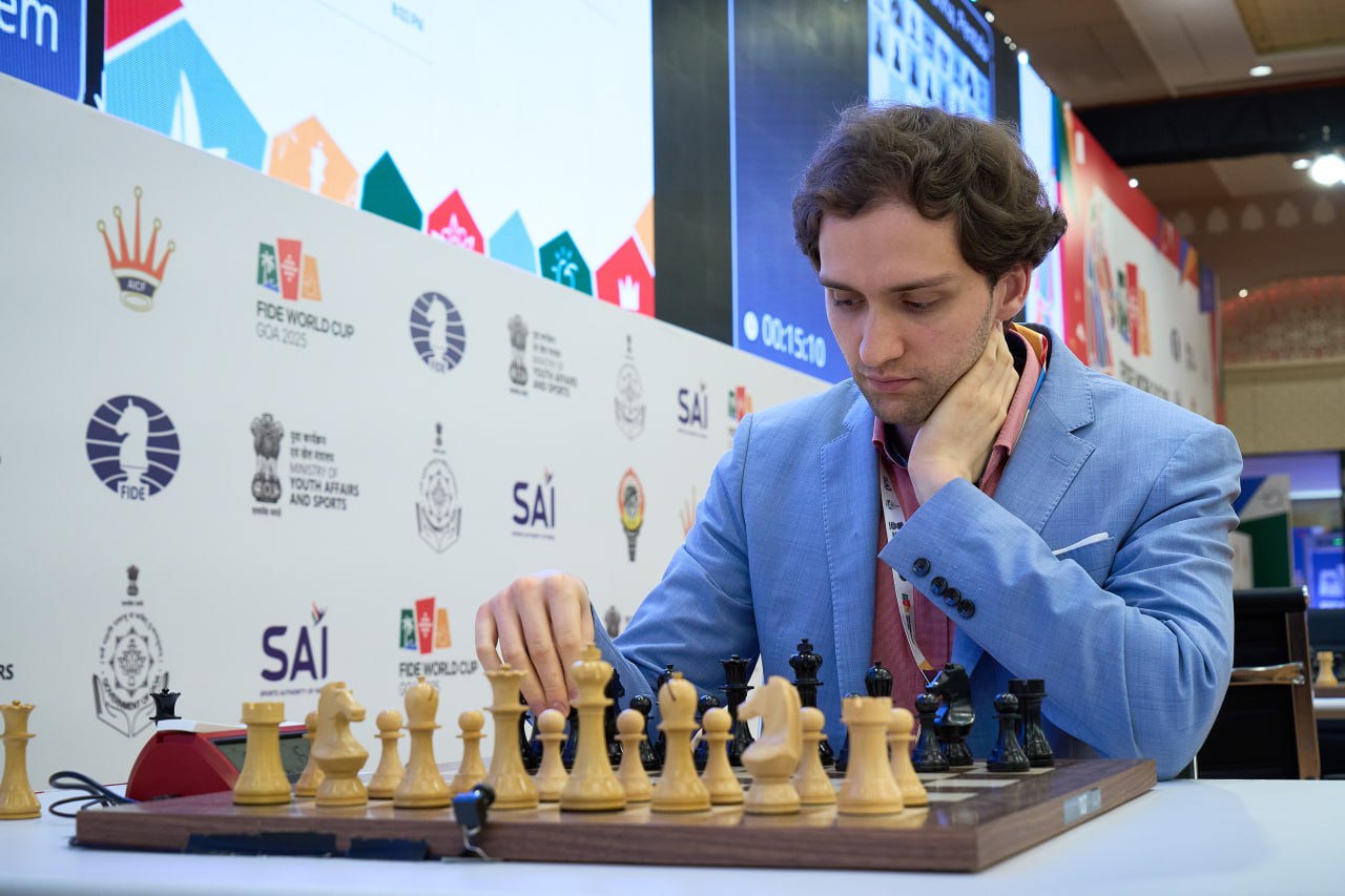 Впереди четвертьфиналы Несколько минут назад на Гоа завершились тай брейки 1 8 финала Кубка мира В четвертьфинале соревнования нас ожидают следующие матчи Жавохир Синдаров Хосе Мартинес Нодирбек Якуббоев Александр Донченко Сэм Шенкленд Андрей Есипенко Вэй И Арджун Эригайси Начало первых партий 1 4 финала Кубка мира завтра в 12 30 по московскому времени   Ph FIDE chessgames