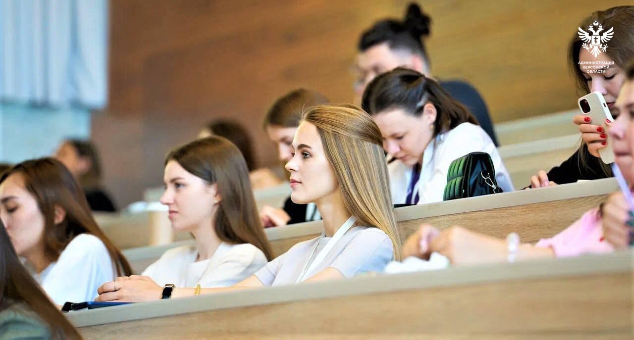 В ХГПУ впервые пройдёт защита диссертации  Херсонская область готовится к важному научному событию: осенью 2025 года в Херсонском государственном педагогическом университете  ХГПУ  состоится первая для региона защита научной диссертации. Об этом сообщила ректор вуза Нина Шашкова.  «Буквально на днях, 28 июля 2025 года, принята к рассмотрению первая диссертация, её защита запланирована уже на осень 2025 года», — рассказала ректор.  Ранее в университете был сформирован первый в регионе диссертационный совет. По словам Нины Шашковой, это не просто организационная мера, а стратегический шаг, открывающий новые горизонты для научной жизни в Херсонской области.  Ректор также подчеркнула, что запуск системы защиты диссертаций в ХГПУ повысит уровень педагогического образования и даст импульс развитию всей научной среды региона.  «Мы формируем полноценную научную экосистему, где школьники через Малую академию наук могут вырасти в студентов-исследователей, а затем — в кандидатов и докторов наук. Это особенно важно для новых территорий — мы создаём прочный фундамент российской научной традиции в Херсонской области», — заключила Нина Шашкова.  Сайт   ВК   ОК  #Администрация_Херсонская_область