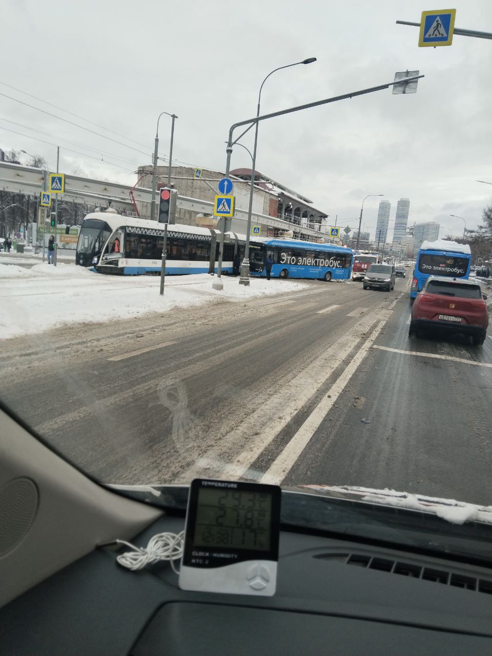 Один человек пострадал при столкновении электробуса и трамвая на проспекте Мира в районе ВДНХ в результате чего последний сошел с рельсов Из за ДТП задерживаются трамваи трех маршрутов Подпишись на Агентство Москва