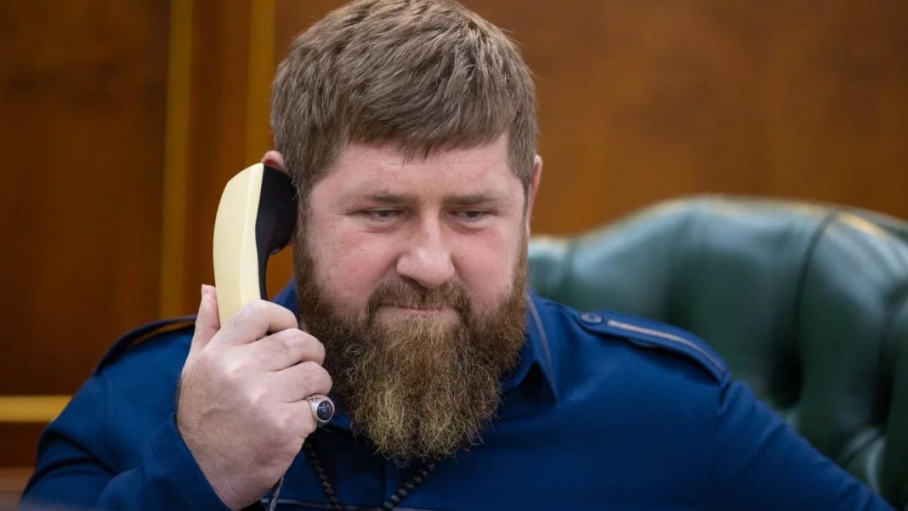 Рамзан Кадыров умирает? Глава Чечни записал ролик о своей болезни и смерти Слухи о тяжёлой болезни Рамзана Кадырова в последние годы появляются всё чаще. На фоне его заявлений об уходе в отставку ролик, опубликованный в телеграм-канале чеченского лидера, запустил новую волну предположений о его болезни. В видео Кадыров куда-то идёт под философский монолог о смерти: «Я всё чаще слышу сплетни о моей болезни. Мол, я умираю, мне осталось немного. Во-первых, болезнь и смерть — это путь каждого человека. Никто из живущих не миновал этой дороги. Во-вторых, не болезнь и не угроза укорачивают жизнь. Её длину определяет лишь тот, кто даровал дыхание». Кадыров добавил, что сколько ему суждено прожить будь то 50, 60 или 70 лет , столько он и проживёт. А тех, кто обсуждает его здоровье из-за границы, он назвал «мышами» и обвинил в трусости. «Вы как были сплетниками без мужества, прячущимися, словно мыши, за границей, так и остались. Это ваша сущность». Никакой конкретной информации о здоровье Кадырова в видео нет. Однако некоторые блогеры и СМИ отметили, что он выглядит уставшим. Ранее из Чечни сбежал активист, который выступал против Кадырова. Его арестовали в Казахстане. • Фото: телеграм-канал Размана Кадырова.