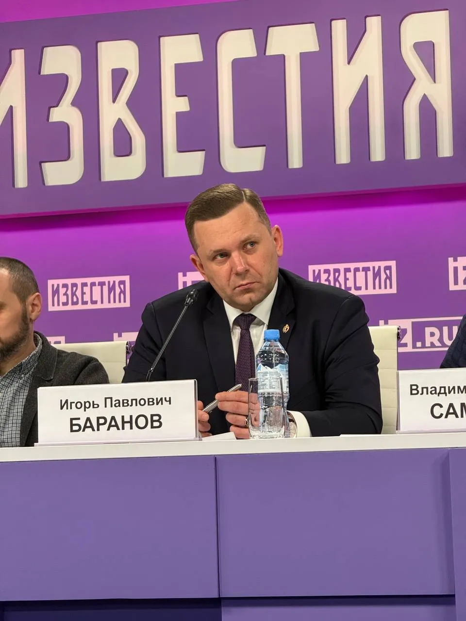 Мошенничество на рынке недвижимости как защитить права добросовестных покупателей Сегодня в пресс центре МИЦ Известия состоялась большая пресс конференция посвященная проблеме мошенничества на рынке недвижимости Отмечу ключевое схемы за последние годы изменились Если раньше это были откровенно уголовные истории то сейчас мошенничество часто маскируется под законные механизмы через суды оспариваются уже состоявшиеся сделки и в итоге добросовестные покупатели остаются без жилья и денег Существующие меры период охлаждения нотариальное удостоверение и т д не в полном об еме способны решить данную проблему Даже после них продавец может заявить что действовал под влиянием третьих лиц и попытаться признать сделку недействительной в суде Именно поэтому мной совместно с Депутатом ГД РФ Михаилом Делягиным подготовлен законопроект о внесении изменений в ст 179 ГК РФ Его суть проста если покупатель не знал и не мог знать об обмане а продавец умолчал о влиянии третьих лиц сделка не должна признаваться недействительной Это позволит защитить добросовестных приобретателей и закрыть одну из ключевых лазеек для мошенников Рассчитываю что позиция экспертного сообщества будет услышана и появятся действительно работающие механизмы защиты добросовестных покупателей недвижимости