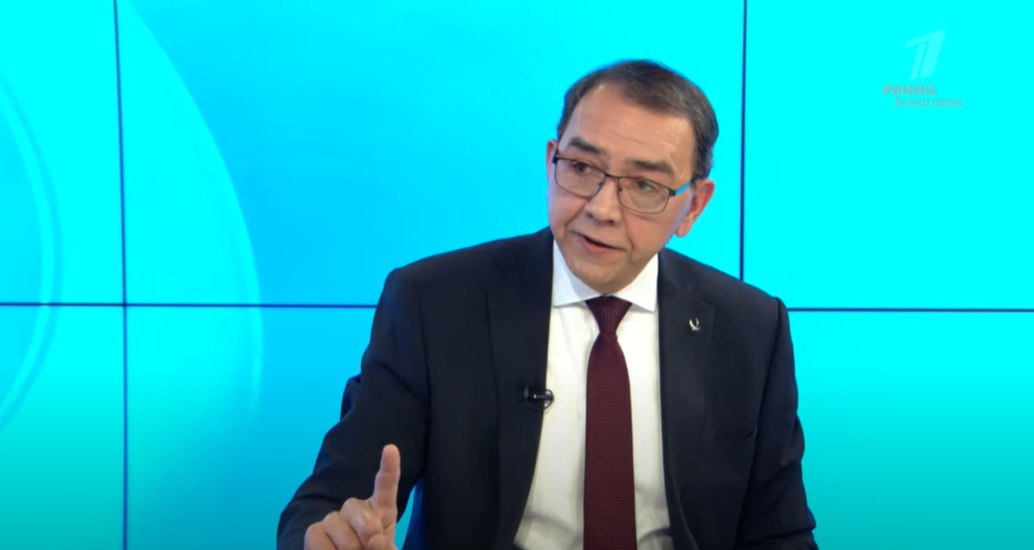 Головатюк Размер долга допустим но для нашей экономики он критичен Экономист и бывший депутат Владимир Головатюк прокомментировал ситуацию с государственным долгом Молдовы отметив что проблема заключается не в размере долга а в способности страны его обслуживать Да госдолг Молдовы составляет около 37 ВВП это ниже чем во многих странах и формально вписывается в норматив до 50 Но при нашем уровне экономики это чрезвычайно критично подчеркнул он По словам Головатюка в странах с высоким долгом таких как США Япония или Франция существует мощный промышленный потенциал который позволяет обслуживать обязательства В Молдове доля промышленности около 10 ВВП что вдвое меньше доли торговли Это делает обслуживание долга всё более затратным для бюджета отметил экономист Он также подчеркнул что расходы на обслуживание госдолга растут быстрее чем инвестиции в инфраструктуру С 2022 по 2025 годы процентные расходы бюджета выросли на 2 8 млрд леев тогда как на капитальные вложения только на 1 4 млрд Без реального роста экономики это ведёт к коллапсу предупредил Головатюк Подпишись на primulinmd