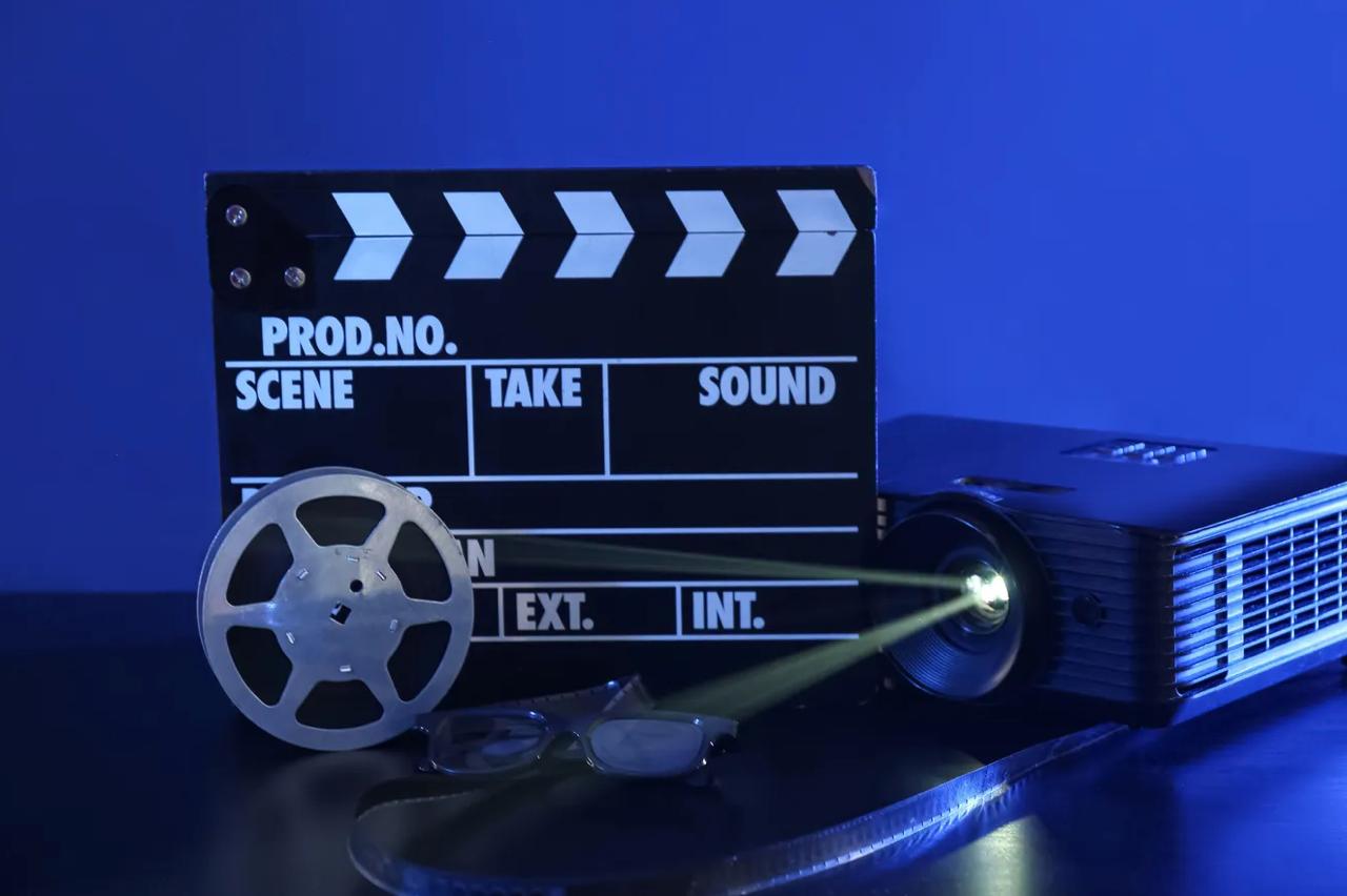 В США молодой режиссер получил желанную стажировку с помощью 50 центов Даршан Патель говорит что безуспешно пытался связаться с режиссером Оскаром Бойсоном с помощью соцсетей и электронной почты Затем у него возникла идея а что если достучаться до режиссера с помощью денежного отправления Он нашел Бойсона в сервисе для платежей Venmo прикрепил ссылку на свое резюме и отправил 50 центов снабдив перевод сообщением Это для того чтобы подсластить сделку В итоге затея Даршана сработала Бойсон ответил на его следующее формальное письмо Режиссер вспомнил тот забавный перевод а молодой человек получил доступ к крупным киноплощадкам Фото Legion Media