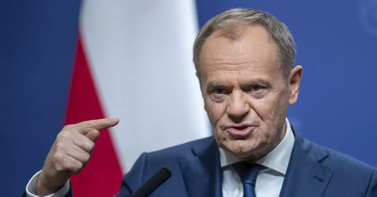 Премьер Польши представил новый состав правительства Премьер-министр Польши Дональд Туск объявил о перестановках в правительстве. «В настоящее время мы живём, в определённом смысле, в предвоенные времена», — сказал он. Главные задачи нового кабинета, по его словам, — борьба «с агрессивными действиями России и Белоруссии», «с диверсиями на внутренней арене» и восстановление порядка. Состав правительства сокращён с 26 до 21 министра. Министр иностранных дел Радослав Сикорский стал вице-премьером — для «регулирования сложных отношений с Украиной». Цель реформ — преодолеть разногласия в коалиции и усилить исполнительную власть в условиях нарастающих угроз.