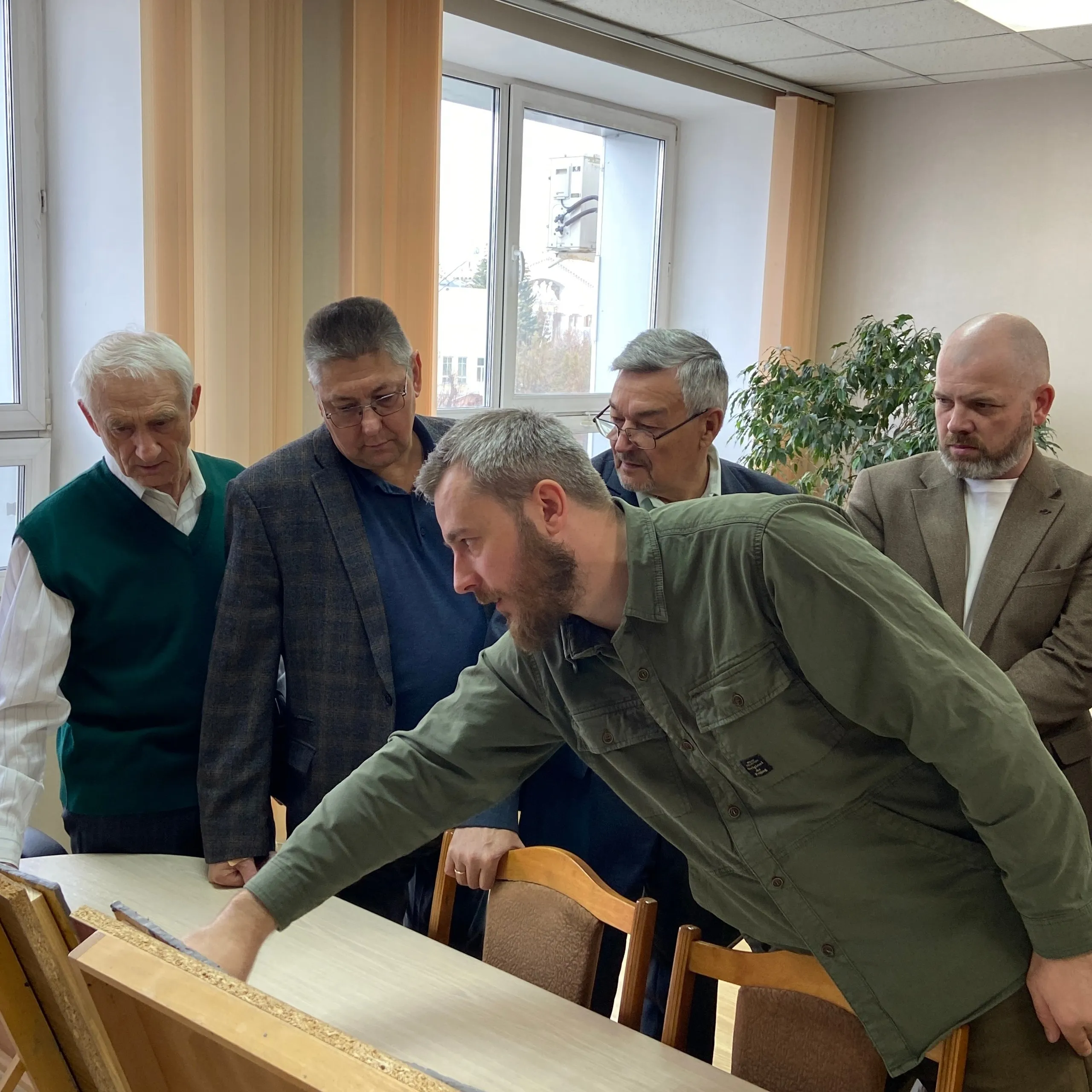 Памятник ракетчикам в Йошкар Оле откроют в 2027 году В столице Марий Эл готовятся к открытию нового монумента посвященного Ракетным войскам стратегического назначения В администрации города прошло совещание посвященное обсуждению эскиза барельефа Открытие монумента запланировано на 2027 год Памятник будет установлен у Дворца культуры Российской Армии Проект уже прошел конкурсный отбор в рамках программы поддержки местных инициатив регионального Министерства промышленности экономического развития и торговли напомнили в мэрии Марийская правда отлично работает в МАКС