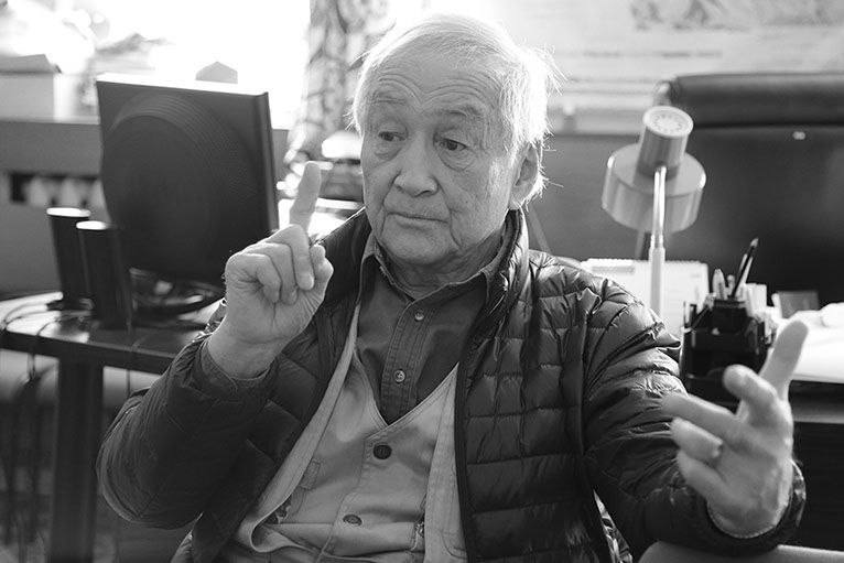 На 90 м году жизни ушел из жизни ведущий исследователь палеонтолог Монголии иностранный член корреспондент Российской академии наук Герой труда Монголии Ринченгийн Барсболд Ринченгийн Барсболд ярчайший представитель современной науки чье имя уважаемо в научном сообществе всего мира Он открыл миру более 20 видов динозавров Был научным консультантом Спилберга при съёмках фильма Парк Юрского периода Ринченгийн Барсболд сын монгольского писателя и ученого Бямбын Ринчен Ринчина Бимбаева который родился в селе Большой луг Кяхтинского района Бурятии Он работал переводчиком на 1 м съезде Монгольской народной армии в Троицкосавске в марте 1921 года и сотрудничал с командиром 35 кавалерийского полка Красной Армии Константином Рокоссовским Именем отца академик назвал одну из своих находок ринчения Как и отец высшее образование Ринченгийн Барсболд получил в СССР где в 1959 году окончил Московский геологоразведочный институт Кандидатскую и докторскую диссертации ученый также защитил в Советском Союзе Был начальником монгольской части совместной монголо советской палеонтологической экспедиции которая с 1969 года проводила в Монгольской Народной Республике самые обширные в истории Центральной Азии комплексные палеонтологические исследования Гордимся талантливым сыном бурятского народа память о выдающемся деятеле науки навсегда сохранится в летописи родного края и памяти земляков Фото mongolnow com