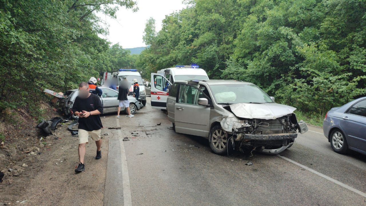 Две девушки пострадали в аварии под Судаком. Сегодня вечером между селами Лесное и Переваловка столкнулись две легковушки. Пассажирку "Hyundai Getz", зажало в салоне. На помощь прибыли спасатели, которые вытащили пострадавшую из авто и передали медикам. "Девушке из "Chrysler Voyager" также наложили воротник Шанца и передали медработникам", — рассказали в МЧС Крыма. Крымский мост Новости Крыма