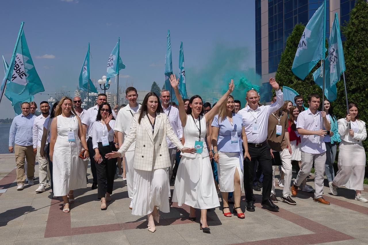 Партия «Новые люди» выдвинула 36 кандидатов в Городскую Думу Астрахани — по одному на каждый избирательный округ. Официально кандидаты войдут в избирательную гонку с 15 июля, хотя свою деятельность начали задолго до объявления выборов. Выдвижение прошло сегодня в формате перфоманса. «Новые люди» стали первой партией в регионе, организовавшей показ новой партийной одежды и продемонстрировавшей, что любое официальное мероприятие может стать по-новому интересным. В числе кандидатов — предприниматели, общественные деятели, сторонники и члены партии. Это люди, которые делом доказывают, что перемены возможны. Ключевой вектор программы кандидатов — обновление Астрахани в разных направлениях: экология, транспортная доступность, благоустройство, озеленение, молодежная политика, образование и предпринимательство. «Выборы депутатов Городской Думы Астрахани — это старт реальных изменений, которые могут запустить Новые люди. Мы — не просто партия, мы — команда, которая уже меняет Астрахань. Наши кандидаты — это те, кто не ждёт разрешения, а берёт и делает. Мы идём в Гордуму не для красивых речей, а для конкретных решений: меньше бюрократии — больше дела, меньше слов — больше действий. Астраханцы заслуживают город, в котором хочется жить, а не мириться с тем, что есть!» — поделилась секретарь Регионального отделения Партии «Новые люди» Анастасия Журавлёва.
