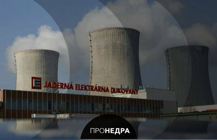 Второй блок АЭС Дукованы в Чехии возобновил работу после двухмесячной остановки После плановой остановки для замены части топлива и проведения ремонтно профилактических работ вновь начал вырабатывать электроэнергию второй энергоблок АЭС Дукованы расположенной на юго востоке Чехии На полную мощность он выйдет в ближайшие дни Отмечается что в середине декабря начнется плановая остановка первого энергоблока АЭС Дукованы По словам Бездека энергетики стараются делать перерывы в работе блоков в периоды максимального снижения потребления электроэнергии а рождественские и новогодние отпуска и школьные каникулы относятся к таким периодам Пронедра Подписывайся