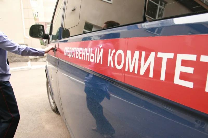 Во Владивостоке Следком официально подтвердил, что охранник развратил 15-летнюю школьницу у себя в сторожке, а затем повесился в полиции Следственными органами СКР по Приморскому краю возбуждено уголовное дело в отношении 62-летнего сторожа, который подозревается в совершении развратных действий ч. 1 ст. 135 УК РФ . По версии следствия, 1 мая 2025 года фигурант, находясь в сторожке на стадионе рядом со школой, совершил развратные действия в отношении 15-летней школьницы. Вместе с тем, мужчина после совершения преступления свёл счёты с жизнью. По данному факту проводится доследственная проверка, по признакам преступления предусмотренного ч. 1 ст. 293 УК РФ. Админу