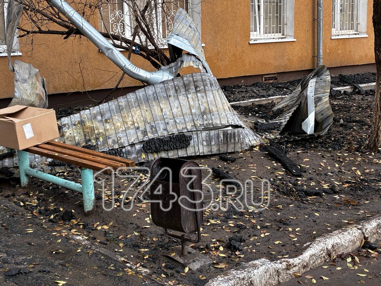 Людей в горевшей дом пока все еще не пускают Как стало известно корреспонденту 1743 RU на месте работает пожарный дознователь С здание пустили только жителей 5 этажа для проведения расследования Все вокруг дома выглядит жутко