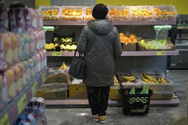 Руспродсоюз сообщил о снижении стоимости минимальной продуктовой корзины за месяц Она подешевела на 1 8 с начала года этот показатель опустился на 0 2 Набор питания на одного человека сегодня в среднем обойдётся в 7 171 рубль рассказали в ассоциации Дороже всего минимальная продуктовая корзина на Чукотке почти 18 тысяч рублей На втором месте Камчатский край больше 12 5 тысячи рублей Дешевле всего она в Мордовии чуть больше 5 800 рублей и в Пензенской области 6 000 рублей Стоимость минимальной продуктовой корзины в Москве составляет 8 625 рублей в Санкт Петербурге 8 441 рубль В ассоциации уточнили что в расчёты вошли 33 наименования продуктов в том числе мясо рыба молочные продукты яйца мука хлеб крупы сахар овощи и фрукты Подпишись на Говорит Москва