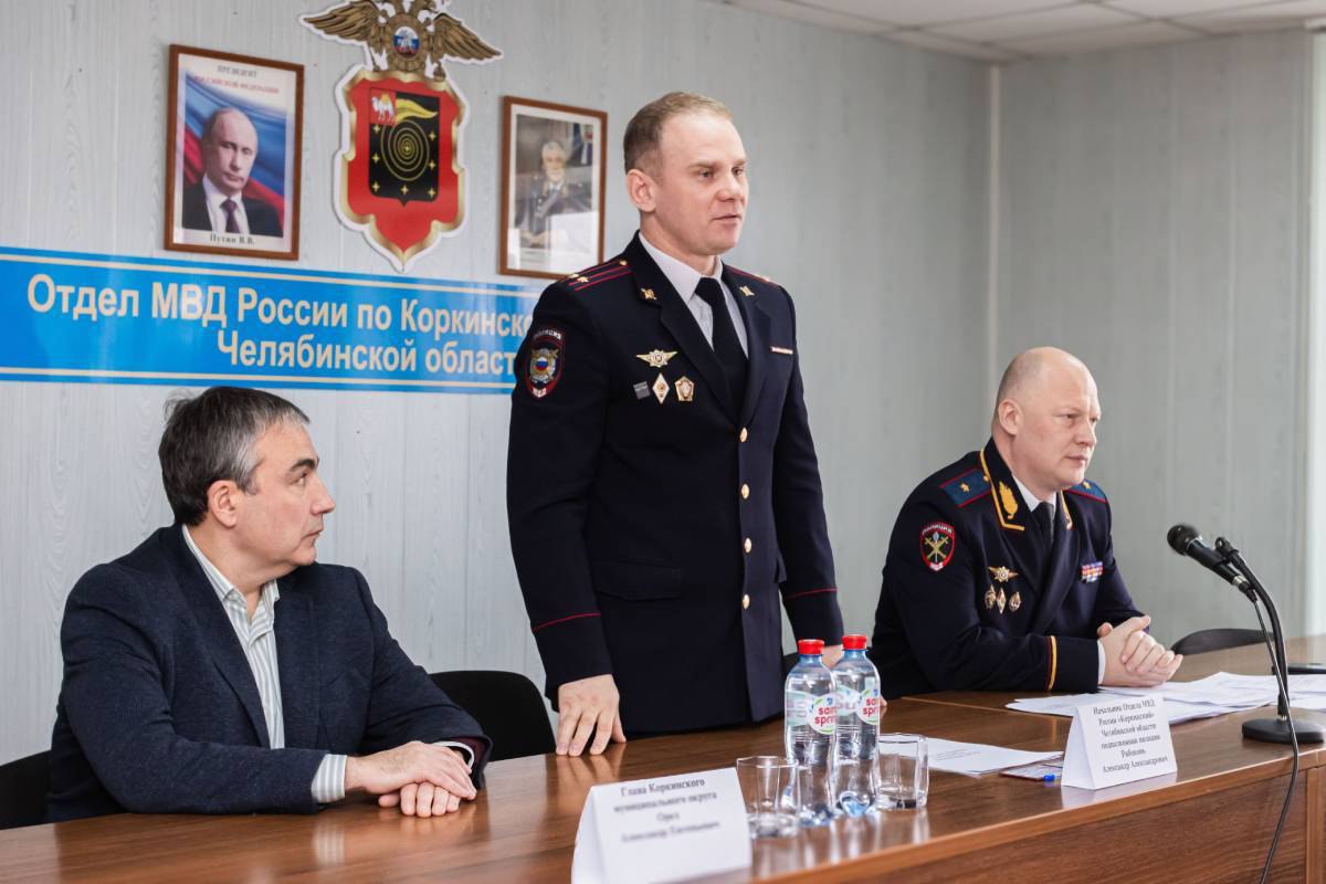 Участвовал в поисках мальчика с ДЦП что известно о новом руководителе полиции Челябинска Временно исполняющим обязанности начальника УМВД по Челябинску назначен подполковник полиции Александр Рябоконь Соответствующий приказ подписал начальник ГУ МВД по Челябинской области Сергей Космачев Информация о кадровом решении уже появилась на официальном сайте полиции Рябоконь выпускник Челябинского юридического института МВД и Академии МВД России Службу в органах внутренних дел он начинал в Варненском районе где проработал около 10 лет в том числе в уголовном розыске Позже занимал должности заместителя начальника отдела и начальника полиции районного ОМВД С марта 2022 года руководил ОМВД по Еткульскому району участвовал в масштабных поисках пропавшего в селе Бектыш ребенка с ДЦП В декабре 2024 года перешел работать в Коркино