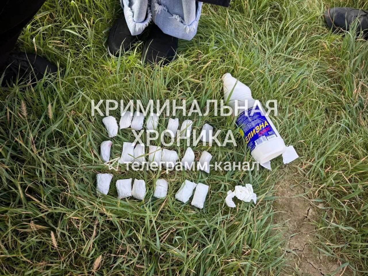 Полицейскими задержана 17 летняя девушка размещавшая в разных точках Махачкалы крупные закладки мефедрона По информации МВД региона у девушки при личном досмотре был обнаружен наркотик мефедрон весом 251 грамм В ходе оперативных мероприятий установлено что задержанная уже делала закладки с аналогичным веществом в Махачкале Также сотрудниками из тайников были изъяты свертки в которых согласно экспертизе находился мефедрон весом более 320 граммов