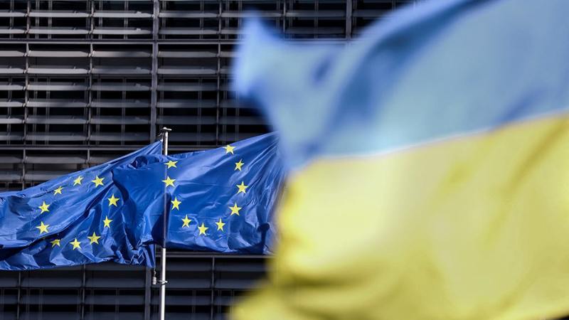 В ЕС планируют ускорить переговоры о вступлении Украины  Евросоюз должен ускориться и начать первый этап переговоров о вступлении Украины в блок к марту, пишет газета Politico со ссылкой на мнение шведского министра по делам Евросоюза Йессики Русенкранц, передает ria.ru.