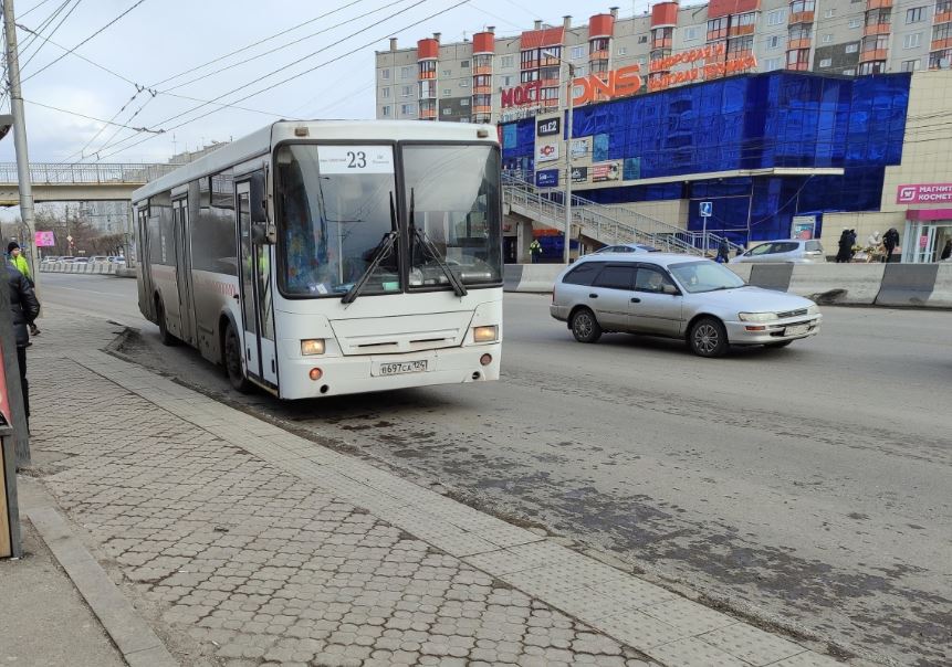 В Красноярске с 19 октября изменится маршрут автобуса №23.  Изменить маршрут решили после жалоб жителей Солнечного на переполненные автобусы №50. Теперь автобусы маршрута №23 будут заезжать в 4-й микрорайон Солнечного.  С 19 октября на маршрут добавят три остановки: «Улица Петрушина», «мкрн. Солнечный», «4-тый микрорайон».  За счет перераспределения пассажиропотока нагрузка на маршрут №50 снизится.