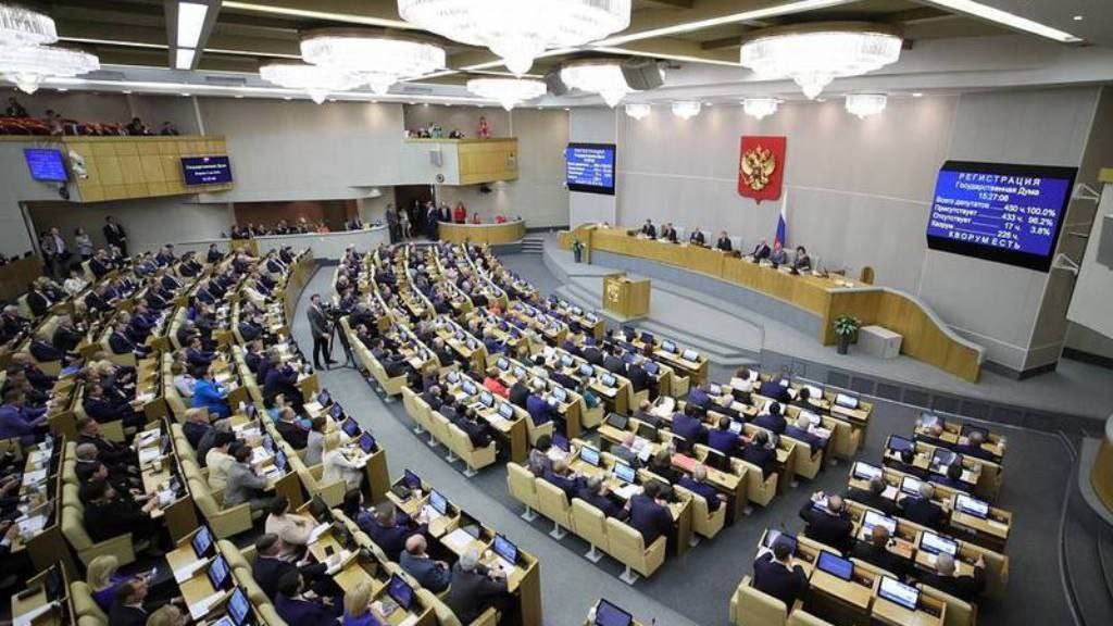 Депутат Демченко объяснил как вдовы погибших на СВО могут использовать их авто 31 августа в силу вступает федеральный закон о праве супругов использовать машины погибших бойцов до выдачи свидетельства о праве на наследство Сейчас Минюст подготовил подзаконные акты которые объясняют как на практике реализовать эту возможность Об этом сообщает депутат Государственной Думы Иван Демченко В мои общественные приемные как депутата Государственной Думы несколько раз обращались вдовы участников СВО рассказавшие о сложной ситуации после пропажи супруга без вести или его гибели на поле боя требуется значительное время для вступления в наследство При этом семья не может пользоваться транспортными средствами погибших А для многих они ежедневно необходимы чтобы отвести ребенка в школу и спортивные секции съездить в магазин к родственникам и так далее объясняет политик Чтобы получить свидетельство о праве пережившего супруга на пользование транспортным средством нужно обратиться к нотариусу по месту открытия наследства Это новая форма нотариального свидетельства Отдельным приказом Минюста вдовы освобождаются от уплаты регионального тарифа за выдачу такого документа Системная ежедневная работа по совершенствованию мер социальной поддержки участников СВО и членов их семей продолжается подытожил депутат Госдумы Иван Демченко