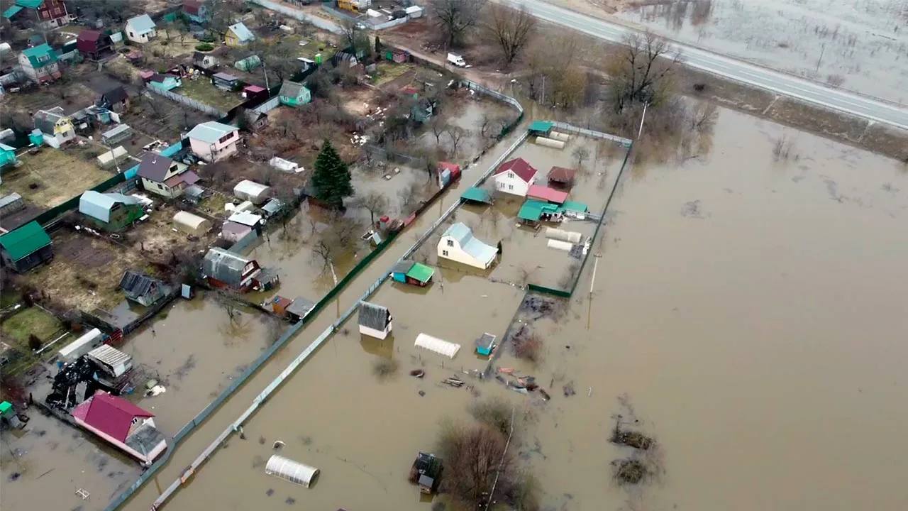 Для расселения жителей СНТ которые находятся в зоне подтопления в Обнинске организуют 2 ПВР в гостиницах Юбилейная и Империал Обнинские спасатели готовы к паводку вся необходимая техника от бульдозеров до плавсредств готовы к большой воде а специалисты прошли необходимый инструктаж На следующей неделе в наукоград приедут областные специалисты чтобы оценить наш уровень готовности Как рассказал руководитель ГО и ЧС Сергей Краско спасатели будут проводить беседы с людьми которые живут в зоне подтопления развешиваться на заборах специальные памятки Договоренности с пунктами временного пребывания уже есть людей готовы принять в гостиницах Юбилейная и Империал Не грузит телеграм Подписывайся на наш канал в MAX
