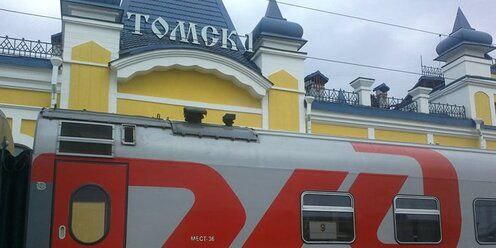 Поезд «Томск — Новосибирск» отменят с 3 августа, его заменит другой — без кондиционера и биотуалета Со 2 августа добраться из Новосибирска в Томск можно будет на поезде «Новокузнецк — Новосибирск», который будет делать дополнительную остановку в Томске. Он будет ходить через день. Также между городами продолжают курсировать поезда дальнего следования. При этом стоимость проезда вырастет: если на «Ласточке» билет стоил около 1,1 тыс. ₽, то плацкарт в новом поезде обойдётся от 1 745 ₽. Подписаться! Регион-70 Прислать новость