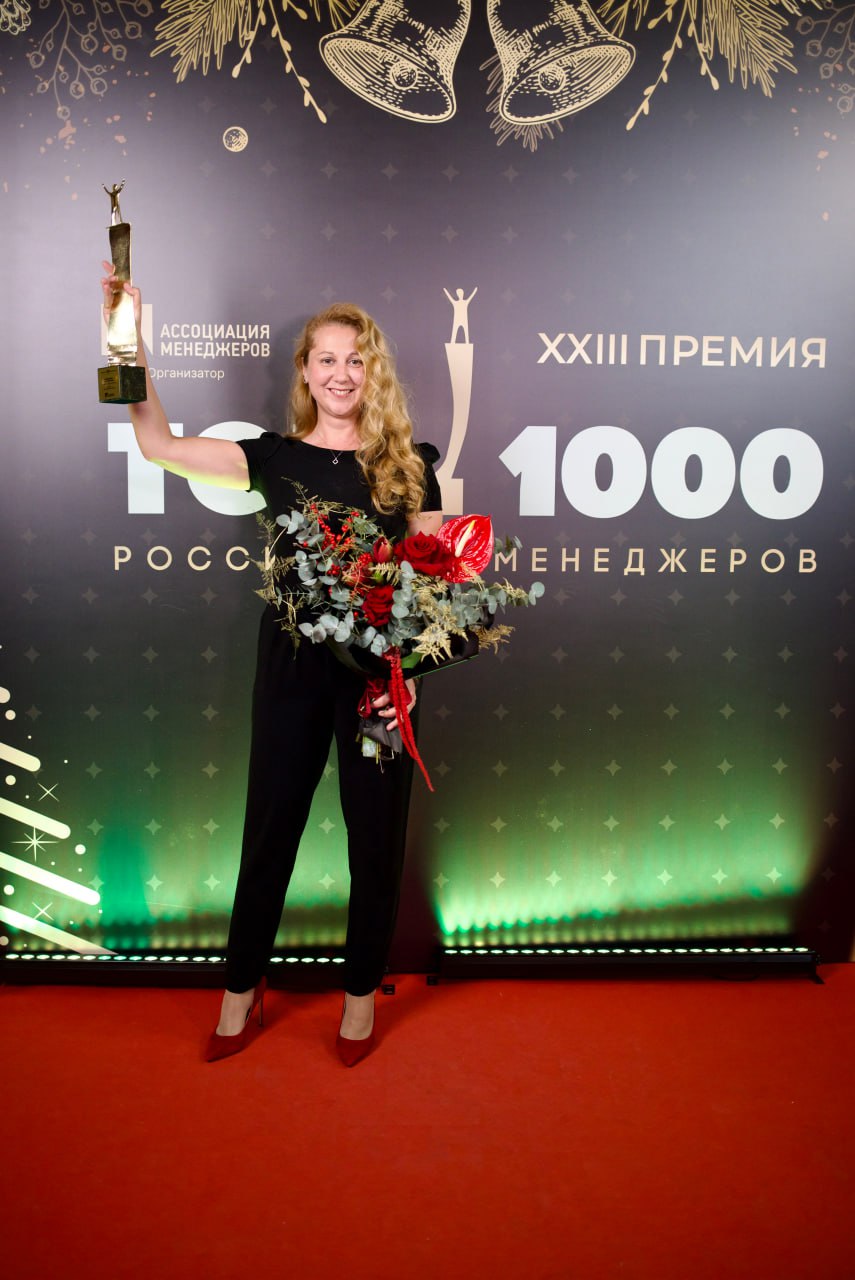 Ольга Гнездилова победитель премии Топ 1000 российских менеджеров 9 декабря в Геликон опере назвали имена победителей ежегодной премии Топ 1000 российских менеджеров которая присуждается выдающимся профессионалам российского бизнес сообщества В номинации Лучший финансовый директор награду получила Ольга Гнездилова с июля 2022 года до ноября 2025 года она занимала должность финансового директора Газпром Медиа Холдинга Лауреатов определяет жюри в которое входят более 200 постоянных членов академии премии представителей бизнеса СМИ экспертного сообщества Лучших назвали в 19 номинациях В 2025 году в топ лист одноименного рейтинга Топ 1000 российских менеджеров Ассоциации менеджеров и ИД Коммерсантъ вошли 42 представителя Газпром Медиа Холдинга и его компаний Их отметили в категориях Медиабизнес Онлайн платформы и Коммуникационные и рекламные агентства Газпром Медиа в MAX