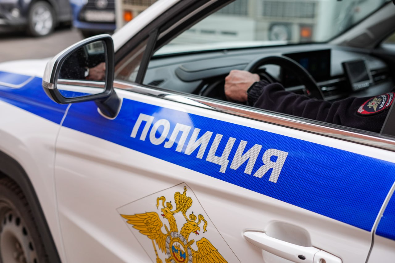 Пенсионерка потеряла 1,5 млн из-за мошенников и сама чуть не стала преступницей Больше двух недель назад 74-летней петербурженке позвонили и сообщили, что ей нужно заменить домофон. Она не стала спорить, дала согласие, и её попросили продиктовать код из СМС — якобы он нужен для записи. После этого женщину несколько дней атаковали лжеполицейские, пугали мифическими списаниями средств по доверенности и в итоге убедили её перевести деньги на «безопасные» счета. Пенсионерка лишилась 1,5 млн рублей. На этом мошенники не остановились. Они попросили у бабушки помощи — всего-то забрать у другой женщины конверт с деньгами и перевести их через банкомат. Доверчивая пожилая петербурженка сходила на указанный адрес, получила «посылку», но отправить средства не успела — её остановила дочь, которая вовремя обо всём узнала. Эту историю пенсионерка рассказала настоящей полиции и отдала сотрудникам конверт, в котором было 85 тысяч рублей. Решается вопрос о возбуждении уголовного дела. ИЗВЕСТИЯ/Сергей Лантюхов Подписаться Прислать новость