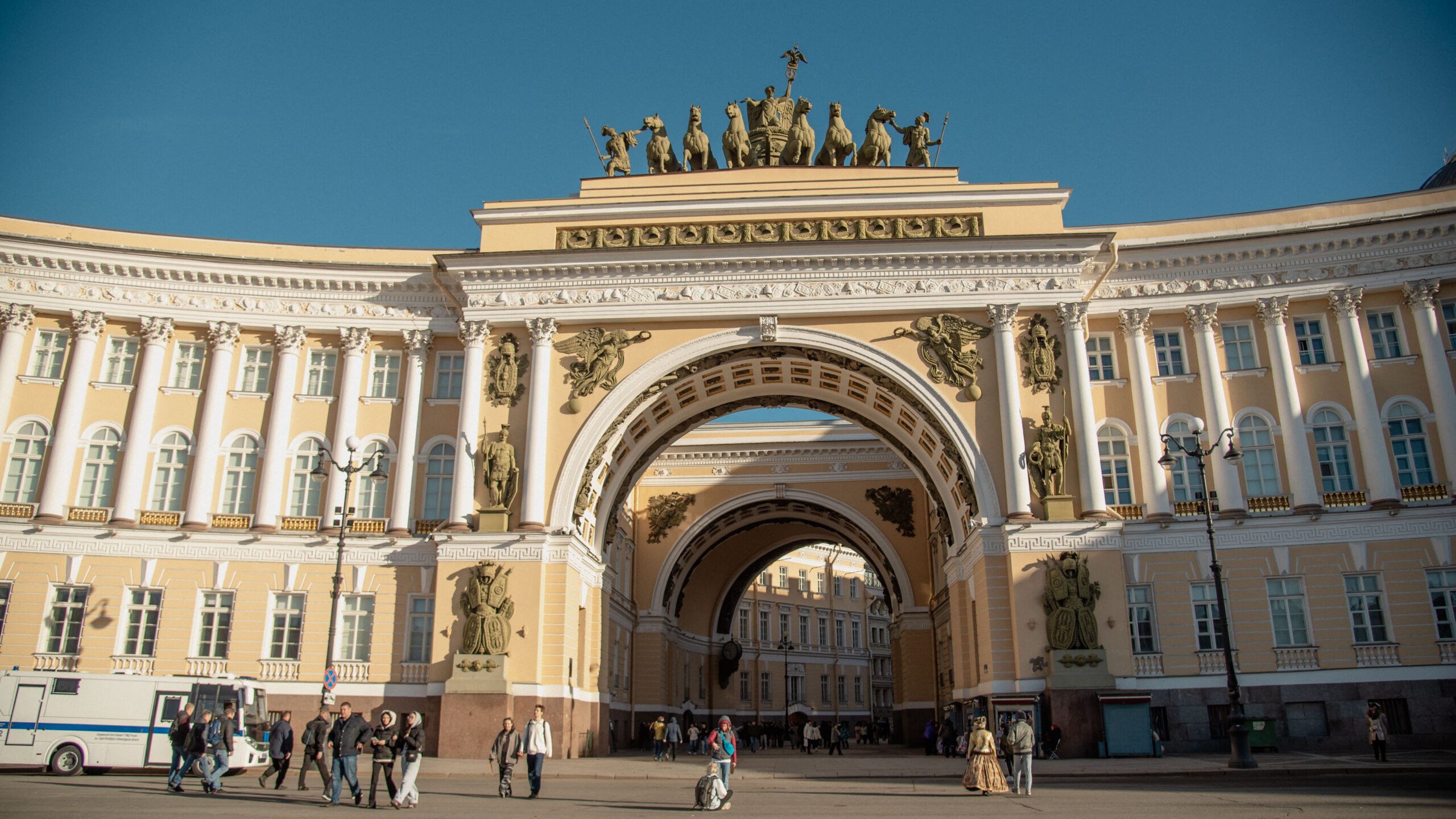 Петербуржцам объявили об изменениях в режиме работы Главного штаба Эрмитажа В период с 11 по 14 сентября 2024 года в городе на Неве пройдет юбилейный X Санкт-Петербургский международный форум объединенных культур. Как сообщает Piter.tv, ссылаясь на сообщение администрации музея, в связи с проведением культурного форума изменится режим работы Главного штаба Эрмитажа. Администрация музея информирует петербуржцев и гостей столицы об изменениях, сообщая, что в период с 11 по 13 сентября нынешнего года Главный штаб Эрмитажа будет закрыт для посещения. Также будет приостановлено посещение экспозиции «Илья и Эмилия Кабаковы. Памятник исчезнувшей цивилизации» в период с 6 по 16 сентября нынешнего года. Отмечается, что все остальные экспозиционные комплексы Государственного Эрмитажа будут работать в штатном режиме.