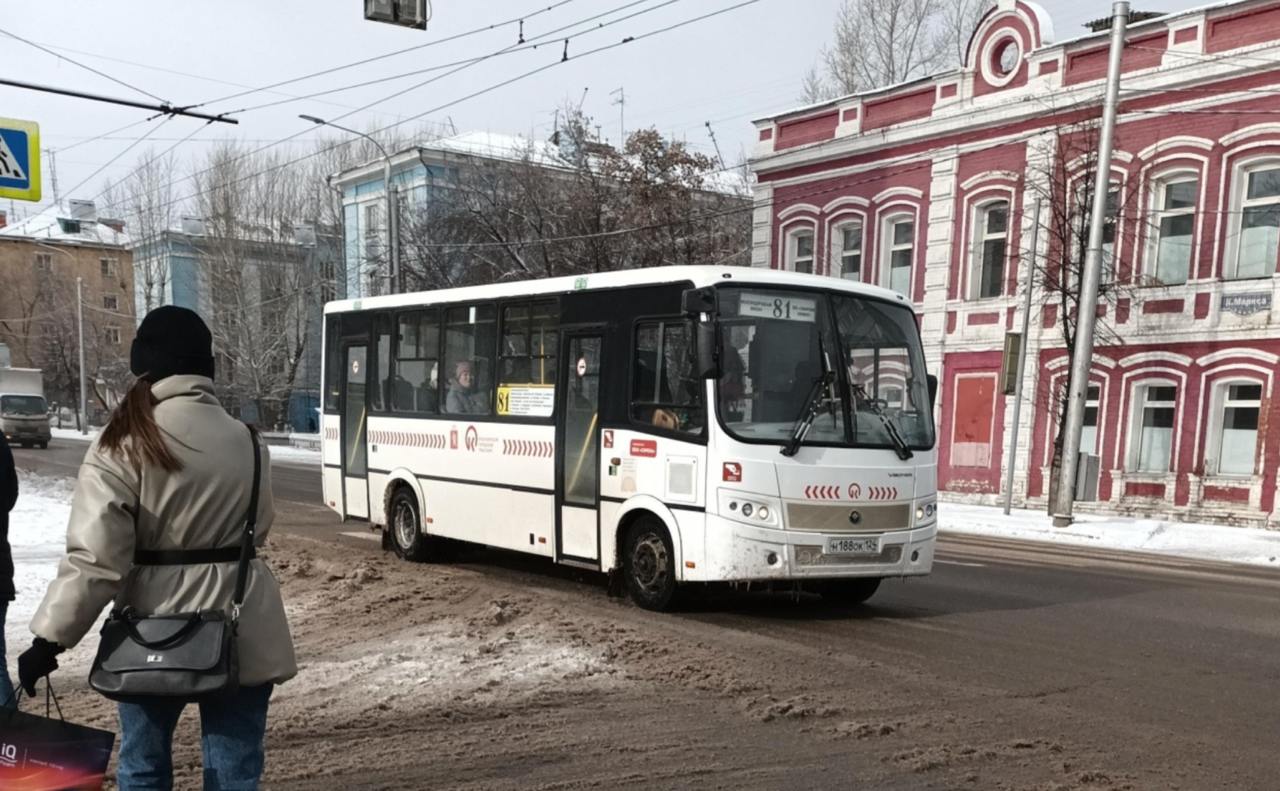 С 18 января в Красноярске снова изменится маршрут автобуса №81.  Автобусы №81 перестанут заезжать на улицы Гайдашовка и Полигонная. Всего из маршрутауберут 5 остановок — «Гайдашовка», «Дымов», «Полигонная», «Красноярская продовольственная компания» и «Агротерминал». Появится одна новая остановка «улица Водопроводная» по улице Ястынская в прямом и обратном направлении.  Решение об изменении маршрута принято в связи с низким пассажиропотоком, заявили в мэрии. Автобусы обслуживает частный перевозчик ООО «Сирена».  «Перевозка пассажиров с заездом на улицы Гайдашовка и Полигонная для предприятия оборачивалась убытками. Из-за заторовых ситуаций на улице Гайдашовка при обслуживании маршрута автобусы также испытывали сложности с соблюдением интервалов движения», — написали в мэрии.  Как заявили в мэрии, у жителей, которые пользовались исключенными из маршрута остановками, есть альтернатива — автобусы №7 и №65.