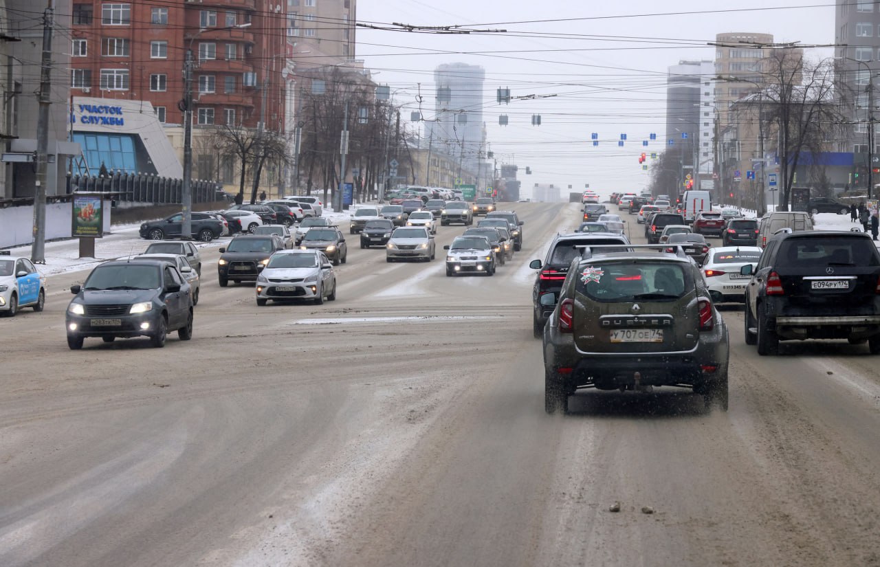 В Челябинске нейросеть научили распознавать помехи на дорогах  Ученые Южно-Уральского госуниверситета разработали и запатентовали программу, которая оперативно вычисляет аномалии в движении автомобильных потоков, анализируют картинку с камер видеонаблюдения и сигнализирует о проблеме. Новинка может стать хорошим помощником в работе ГАИ, коммунальных и дорожных служб.  — Мы обучили искусственный интеллект выявлять отклонение траектории движения транспортных потоков и определять координаты дорожной аномалии. Визуализация состояния перекрестка обновляется раз в две секунды, — рассказала доцент кафедры системного программирования ЮУрГУ Ольга Иванова.  Сейчас ученые разрабатывают новый алгоритм. С помощью искусственного интеллекта они планируют прогнозировать ситуацию на магистралях мегаполиса, просчитывать, где и когда может случиться дорожный затор. Конечная цель проекта — создать автоматизированную систему для принятия решения.           Поддержать канал