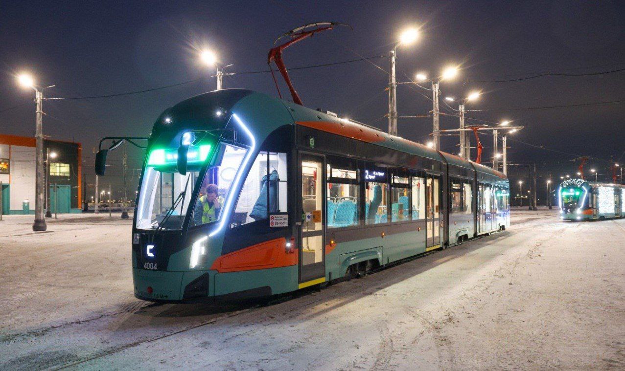 Смольный начал готовить проект для продления Славянки к кампусу СПбГУ и Невской дельте Власти Санкт Петербурга приступили к планированию новой трамвайной линии Славянка которая соединит строящийся кампус СПбГУ и инновационный центр Невская дельта с городской транспортной системой Проект планировки территории должен быть завершен к 26 декабря 2026 г Исполнителем работ назначена структура АБЗ инициатором выступает ООО БКАД   Новая линия пройдет от конечной остановки Славянки вдоль Ям Ижорского шоссе Проект предусматривает стыковку с уже существующими и проектируемыми участками что улучшит транспортную доступность ключевых научных и образовательных объектов города Правительство Санкт Петербурга Telegram Max