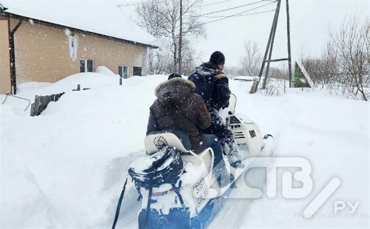 Спасатели на снегоходе прорвались к сахалинцу, нуждающемуся в гемодиализе  Южносахалинец смог попасть на гемодиализ во время метели с помощью городских спасателей. Как стало известно astv.ru, мужчина нуждается в процедуре очищения крови, но выбраться из дома по улице Бытовой в Ново-Александровске он не мог – дороги замело.  Спасатели Южно-Сахалинска доехали на автомобиле до улицы Восточной, пересели на снегоход и по сугробам добрались до больного. Мужчине помогли выйти из дома, доставили до "Газели" и отвезли в больницу. После процедур горожанина таким же образом доставят домой      Прислать новость   Подписывайся на «АСТВ.ру»