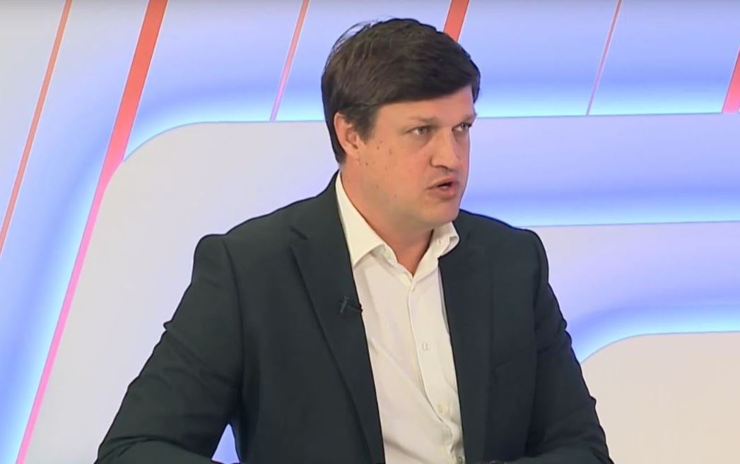 В Департаменте физической культуры и спорта Орловской области завтра сменится руководитель. А Алексей Берестов начинает в полном объеме выполнять обязанности заместителя губернатора по социальной политике. Об этом сообщил губернатор сегодня, завершая аппаратное совещание. Он сказал, что Олег Ревякин вице-губернатор по соцполитике написал заявление об уходе по личным обстоятельствам. Напомним, Алексей Берестов был назначен временно исполняющим обязанности зама по соцполитике, возглавляя спортивный департамент. Андрей Клычков сообщил, что завтра будут подписаны документы о назначении нового спортивного руководителя.