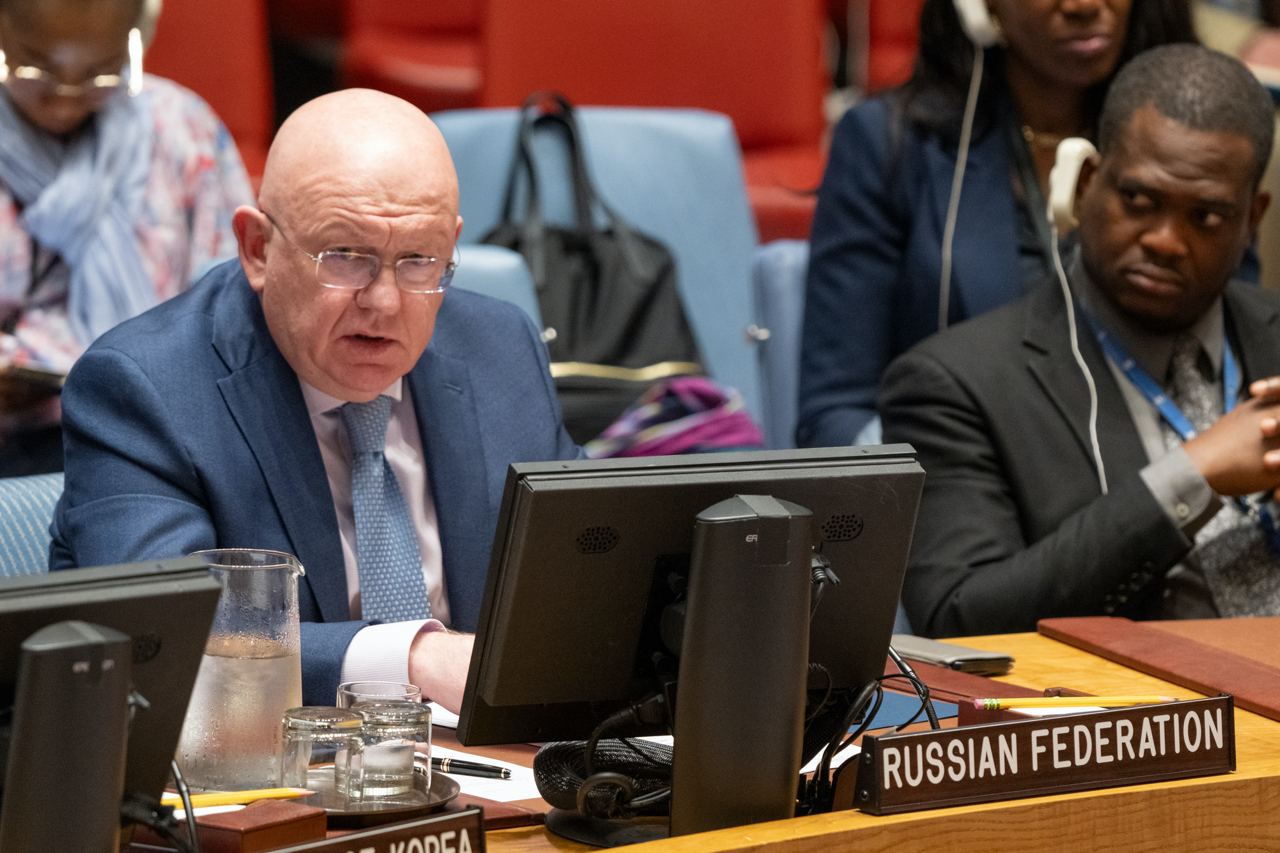 Россия предлагает Украине провести следующую встречу в Стамбуле после 22 июня Только незамедлительный выход на конструктивные и реалистичные переговоры может спасти Киев от полной катастрофы, заявил постпред при ООН Василий Небензя. Дипломат подчеркнул, что Россия передала Украине лучшее предложение по миру: «Советуем его принять. Дальше все для Киева будет обстоять только хуже». Подпишитесь на «Абзац» Добавьте «Абзац» в ленту «Дзена»