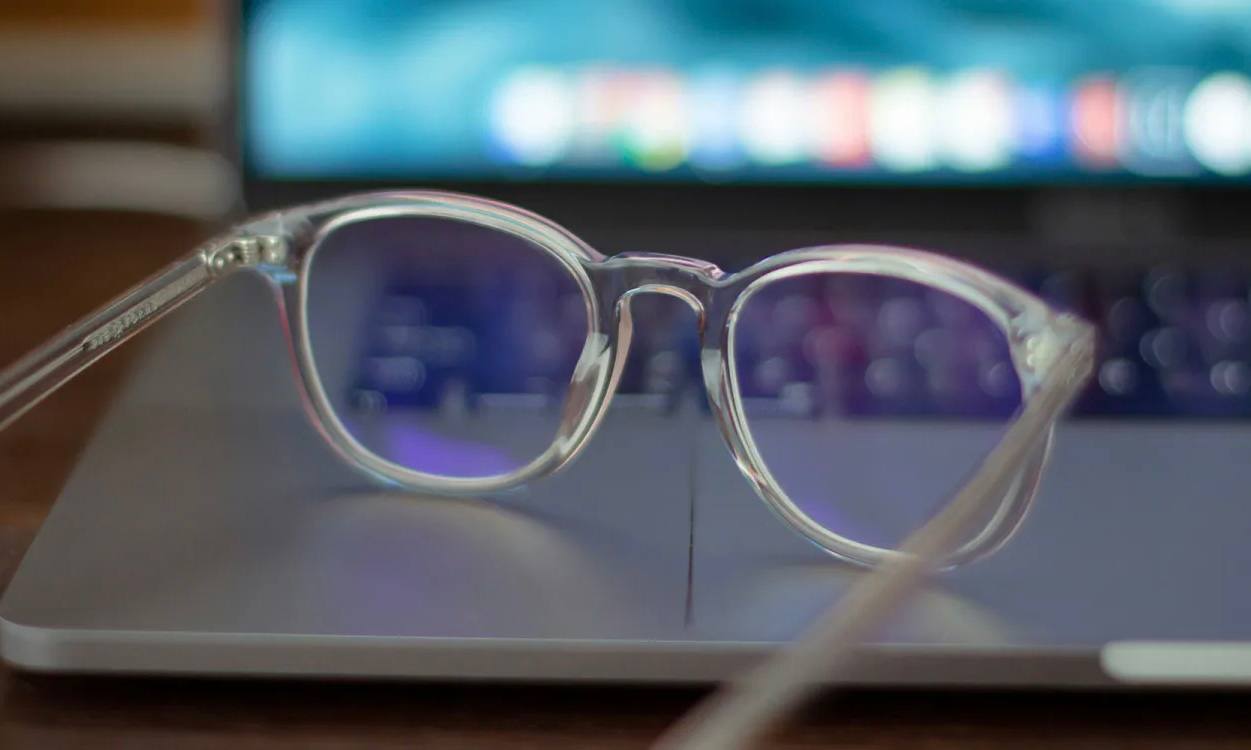 Apple отложила разработку легкого шлема Vision Air Теперь в приоритете очки дополненной реальности По данным Bloomberg компания перераспределила ресурсы в пользу разработки умных очков чтобы конкурировать с линейкой Meta признана экстремистской и запрещена в России Сейчас Apple работает сразу над несколькими устройствами В 2025 году планируется выпуск обновленного Vision Pro с процессором M5 а полноценная вторая версия может появиться во второй половине 2028 года Запуск именно AR очков намечен на 2027 год В планах компании значится и некий аксессуар дисплей подробностей о котором пока нет   www iphones ru 1338995 новости iphonesru