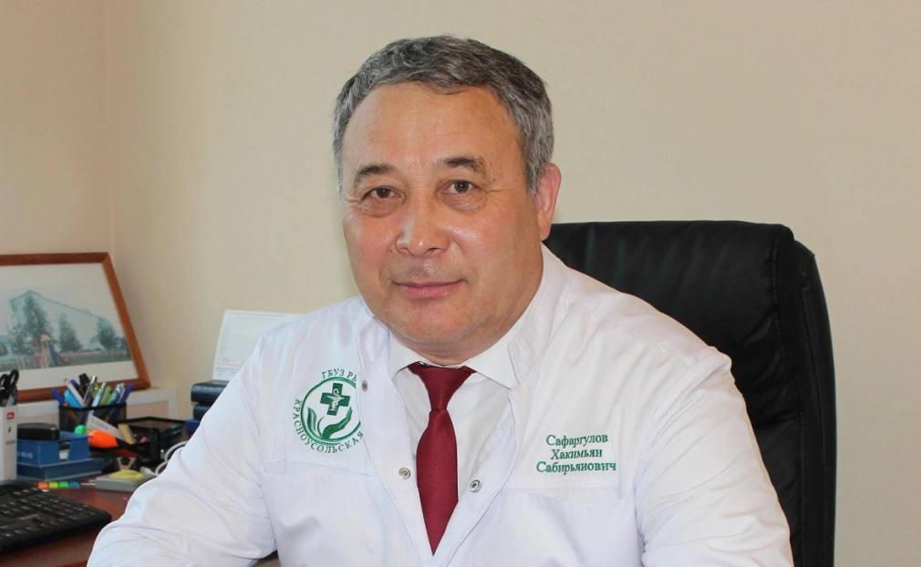 Главврача Красноусольской ЦРБ задержали с поличным при получении взятки В Гафурийском районе Башкирии задержали главврача Красноусольской центральной районной больницы заслуженного врача республики Хакимьяна Сафаргулова Его подозревают в получении взятки Следствие считает что с 2024 года главврач ЦРБ требовал от ряда подчиненных каждый месяц передавать ему часть зарплаты за покровительство и попустительство по службе За это им обещали не препятствовать в работе и не наказывать в случае обнаружения нарушений Опасаясь за рабочие места сотрудники больницы согласились и передавали деньги Сумма незаконного вознаграждения по версии следователей составляла от 100 тыс до 150 тыс руб в месяц Сафаргулова задержали с поличным при получении 117 тыс руб накануне 11 декабря Решается вопрос об избрании ему меры пресечения РБК Уфа в Telegram РБК Уфа в MAX