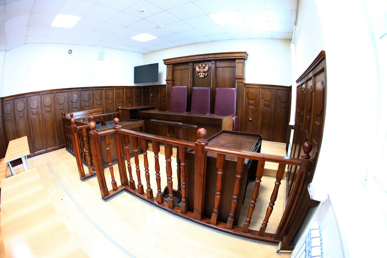 В Челябинске под суд пойдет аферист присвоивший 50 млн рублей Четыре года назад руководитель ООО «УралДорСтрой» обратился к своему знакомому, который рассказал, что может помочь предпринимателю в различных коммерческих вопросах, в том числе имеет множество «нужных» знакомств. Среди прочего аферист заверил, что при помощи взятки должностным лицам в министерстве дорожного хозяйства и транспорта Челябинской области, сможет решить вопрос с беспрепятственным заключением и исполнением государственных контрактов на ремонт и строительство дорог. Взяв на себя обязательства по передаче взятки, он ничего не выполнил, забрав деньги себе. При этом, в дальнейшем директором «УралДорСтрой» ему переводились деньги, за выполнение договоренностей, которые он также не собирался исполнять, лишь заявляя, что вся «работа» будет проделана. Афериста задержали сотрудники УФСБ России по Челябинской области, в следственном комитете Южного Урала возбудили уголовное дело по факту мошенничества в особо крупном размере. По версии следствия в период с 2021 по 2022 годы за якобы решение вопросов, он умудрился похитить 50 млн рублей. По нашим данным речь идет об Александре Свиридове ставшим одним из фигурантов громкого уголовного дела, по которому проходят сотрудники различных ведомств и организаций, обвиняемые в коррупции при дорожном строительстве. «Для обеспечения исполнения приговора в части гражданского иска следователями СК России наложен арест на имущество обвиняемого в размере более 20 млн рублей», – рассказали в СУ СК Челябинской области. В скором времени Свиридов предстанет в суде, ему грозит до 10 лет лишения свободы и крупный штраф.