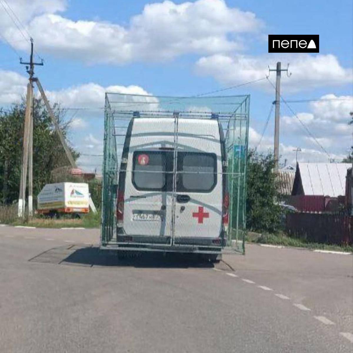 В РФ начали защищать машины скорых антидроновыми сетками. Фото сделано в Шебекино Белгородской области, что недалеко от границы с Украиной