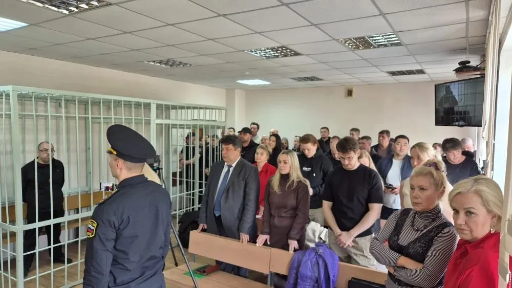 В Красноярске вынесли приговор Сергею Натарову и его сыну Антону Натарову Приговором Кировского районного суда г Красноярска Натаров С В признан виновным в инкриминируемых ему преступлениях и ему назначено наказание по совокупности 14 лет лишения свободы со штрафом 4 млн руб в колонии общего режима Натаров А С признан виновным по предъявленному ему преступлению и ему назначено наказание в виде 14 лет лишения свободы в колонии общего режима со штрафом 4 млн руб взять под стражу в зале суда сообщили в объединённой пресс службе судов Красноярского края Оставить обращение   Telegram замедляют подписывайтесь на нас в Макс