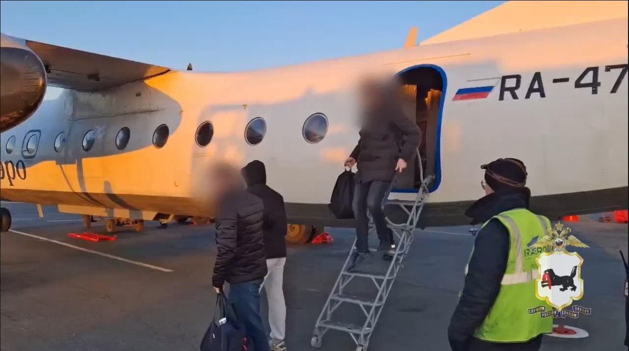 Троих «обнальщиков» задержали в Иркутске Сотрудники полиции Иркутска задержали троих местных жителей в возрасте 22, 23 и 28 лет. Их подозревают в незаконном обналичивании денежных средств. Об этом сообщила пресс-служба ГУ МВД России по Иркутской области. В 2019 году 28-летний иркутянин придумал схему, к которой привлёк 22-летнего и 23-летнего знакомых. Они создали ИП и стали принимать безналичные переводы, превращая их в наличку за процент. Наличку возвращали компаниям, которые переводы проводили. Иногда группа «теневых банкиров» предлагала за вознаграждение оформить ИП на знакомых, которых использовали в виде дропперов. За свои услуги задержанные брали от 5 до 12%, и «заработали» за шесть лет 35 миллионов рублей. Услугами «обнальщиков» воспользовались более 100 фирм. Также к криминальному бизнесу привлекалось 20 ИП. Возбуждено уголовное дело. Ведётся следствие. #иркутск