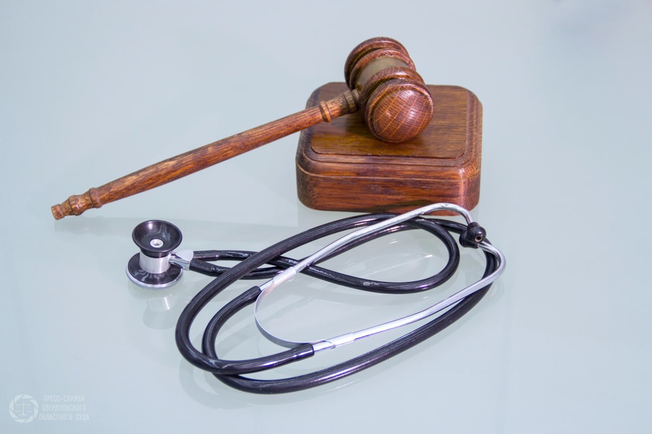 Суд отправил опасного соседа на принудительное лечение Житель Ирбита по неосторожности спалил квартиру в доме памятнике архитектуры и чуть не оставил без крова соседей Владимир не имеет постоянного заработка за долги у него отключен свет Чтобы согреть себе еду мужчина носил из местного храма церковные свечи В мае 2025 года в районе 6 7 утра Владимир соорудил на кресле конструкцию из свечи поставил греть металлический чайник и ушел по делам Пламя оставленное без контроля перекинулось на кресло разгорелся пожар В результате занимаемая Владимиром квартира сгорела также закоптился подъезд Сгоревшая квартира находится в собственности муниципалитета Владимир проживал в ней условиях соцнайма Общий ущерб от пожара оценивается в сумму более 322 тысяч рублей В отношении недобросовестного нанимателя жилья возбудили уголовное дело по ч 2 ст 167 УК РФ Правда выяснилось что привлечь мужчину к уголовной ответственности нельзя экспертизой он признан невменяемым Мировой судья Ирбитского судебного района вынес постановление о применении к Владимиру принудительных мер медицинского характера Мужчина направлен на лечение в стационар Постановление суда не вступило в законную силу Ирбитский судебный район