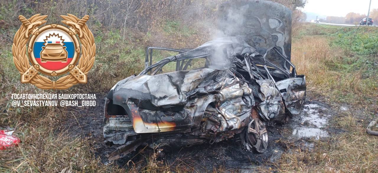 Утро на трассе М 5 Урал обернулось бедой на 1343 м километре в Туймазинском районе Башкирии Дэу Нексия за рулем которой была 25 летняя девушка влетела во встречный грузовик Скания Легковушка рухнула в кювет и загорелась Водительница и двое пассажиров погибли на месте Сотрудники ГАИ вместе с экстренными службами разбираются в причинах Начальник лично выехал на место чтобы понять как произошла трагедия Дорога затихла а люди напоминают друг другу секунда за рулем решает всё Фото ГАИ РБ Mkset