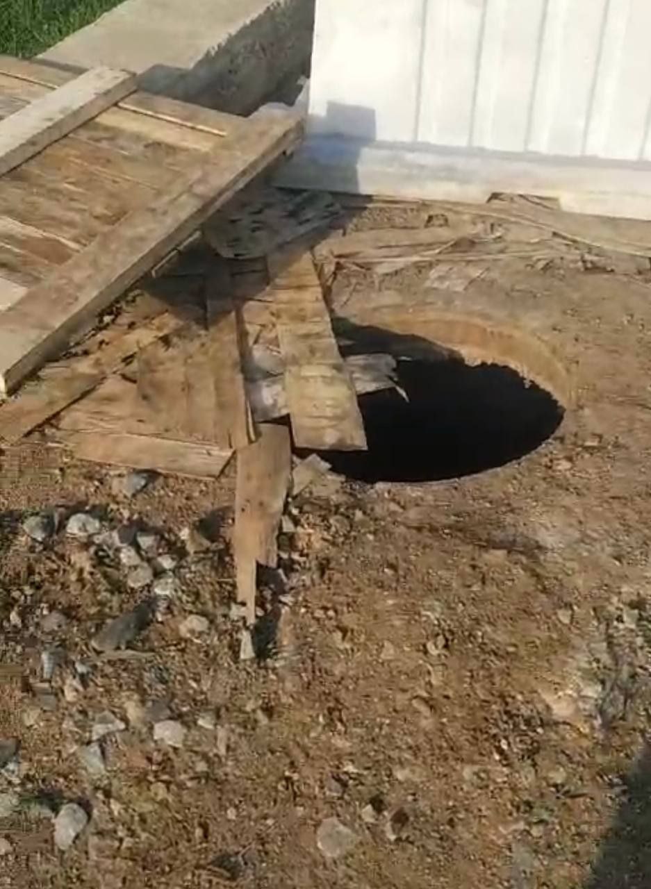 В Советской Гавани перед судом предстанет бывший сотрудник краевого учреждения: по его вине в июне прошлого года в открытый канализационный люк упала девочка  Советско-Гаванской городской прокуратурой утверждено обвинительное заключение по уголовному делу в отношении 61-летнего местного жителя. Он обвиняется по ч. 1 ст. 293 УК РФ  халатность .  С 2022 года начальник производственного отдела КГКУ «РКС», на которого возложены обязанности по организации и контролю за обслуживанием и содержанием сетей водоотведения на территории г. Советская Гавань, не принимал мер к обеспечению безопасности канализационных люков.  В результате его бездействия в июне 2024 года 4-летняя девочка, гуляя с мамой около пл. Победы, наступила на лист фанеры, прикрывавший открытый канализационный люк, и упала в колодец.  К счастью, обошлось без серьезных травм.  Обвиняемый вину не признал, выдвигая разные противоречивые версии произошедших событий. Собранные следствием доказательства признаны прокурором достаточными для утверждения обвинительного заключения.   Уголовное дело будет рассматривать Советско-Гаванский городской суд.     Подписаться     Прислать Новость