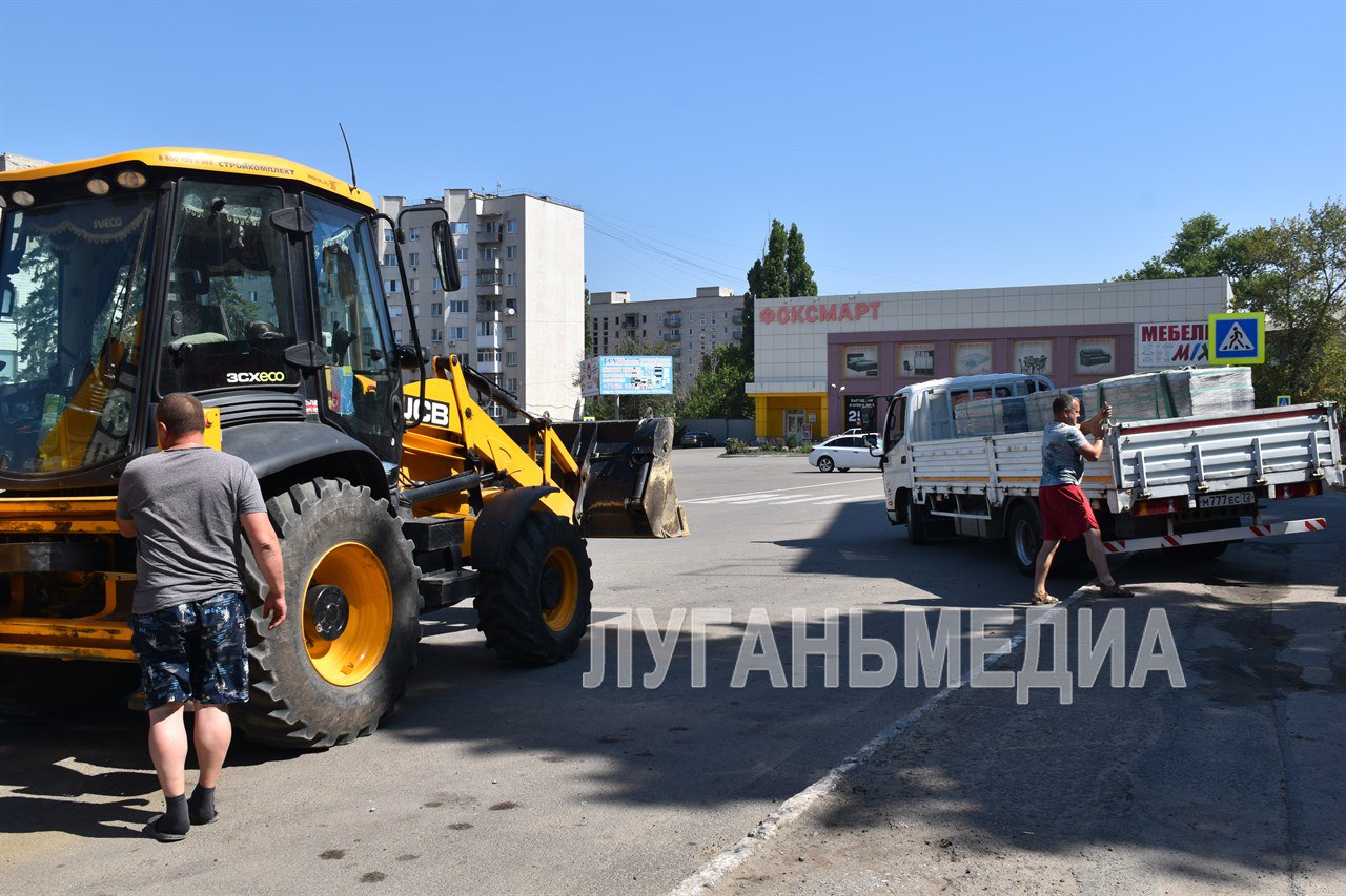 В Краснодоне продолжается капитальный ремонт фасада ДК им. «Молодой гвардии» В марте подрядная организация ООО «АртСтрой» приступила к капитальному ремонту фасада здания Дворца культуры им. «Молодой гвардии» в Краснодоне. На первом этапе строители демонтировали старую штукатурку, после чего приступили к грунтовальным работам. Генеральный директор ООО «АртСтрой» Артак Хачикян, рассказывая о ходе ремонта, проинформировал, что объем выполненных работ составляет 60-70 процентов. – Нанесение нового штукатурного покрытия идет в соответствии с планом. Реконструкция данного объекта отличается рядом особенностей. Это связано с тем, что на фасаде здания и колоннах Дворца культуры множество мелких декоративных элементов. Поэтому в реставрации задействованы не только строители, но и скульпторы, – проинформировал он. Наибольшие разрушения получили скульптурные фигуры на фасаде. Из-за многолетнего воздействия атмосферных явлений фигуры практически полностью разрушились. Было проведено 3D-сканирование, по результатам которого специалисты из Ростова-на-Дону изготовили идентичные модели. В настоящее время мастера работают над мелкими деталями скульптур, их лицами. Вконтакте Одноклаcсники