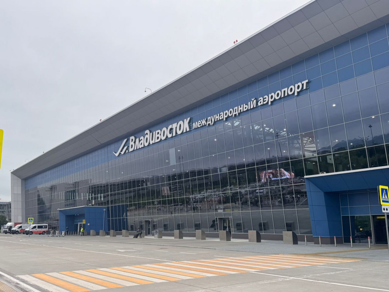 За прошедшие выходные Владивостокскими транспортными полицейскими за нарушение общественного порядка в самолете привлечены к административной ответственности трое пассажиров   В дежурную часть линейного отдела полиции в аэропорту города Владивостока поступило сообщение о пассажирке, курившей в туалетной комнате самолета, следующего по маршруту «Красноярск-Владивосток».   По прибытии рейса, сотрудники транспортной полиции доставили 45-летнюю жительницу  Хакасии в дежурную часть. Женщина пояснила, что зная о запрете курения на борту, не смогла дождаться посадки и нарушила установленные правила.   Позднее стражами правопорядка в дежурную часть международного аэропорта Владивосток  Кневичи  были доставлены жители Свердловской области 38 и 39 лет, прилетевших рейсом «Екатеринбург-Владивосток». Установлено, что находясь на борту воздушного судна, они нецензурно выражались в разговоре с экипажем, замечания стюардесс и других пассажиров игнорировали.    В отношении женщины транспортными полицейскими составлен административный протокол  по ч. 1 ст. 6.24 КоАП РФ  нарушение установленного федеральным законом запрета курения табака на отдельных территориях . В отношении мужчин - по ч. 1 ст. 20.1 КоАП РФ  мелкое хулиганство .   Дальневосточная полиция - подписаться