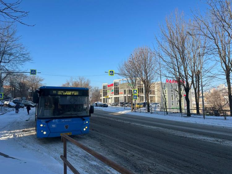 Во Владивостоке в 2026 году стоимость проезда в автобусах может вырасти до 75 рублей С таким предложением перевозчики обратились в администрацию города Перевозчики объясняют инициативу ростом цен на дизельное топливо увеличением налоговой нагрузки и подорожанием запчастей шин и ГСМ после повышения ставки НДС Также отмечается острый дефицит водителей который продолжает усугубляться