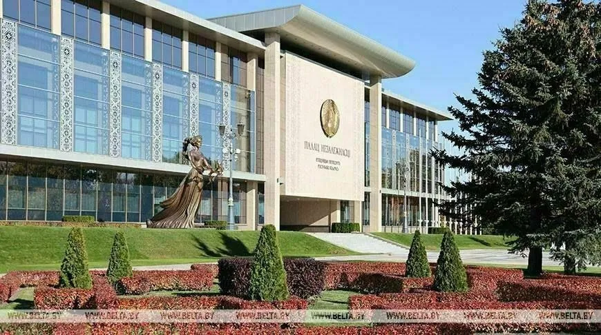 С Днем работников физической культуры и спорта олимпийских чемпионов и начинающих спортсменов работников отрасли и миллионов любителей активного образа жизни поздравил Президент Беларуси Александр Лукашенко В стране созданы все условия для занятий физической культурой и спортом формирования сильной и здоровой нации Многочисленные победы атлетов на крупнейших мировых первенствах вызывают чувство гордости за Беларусь и способствуют патриотическому воспитанию молодежи говорится в поздравлении В этом заслуга тысяч специалистов которые приумножают славные традиции отечественного спорта и массового физкультурного движения Благодарю работников и ветеранов отрасли за профессионализм и преданность делу