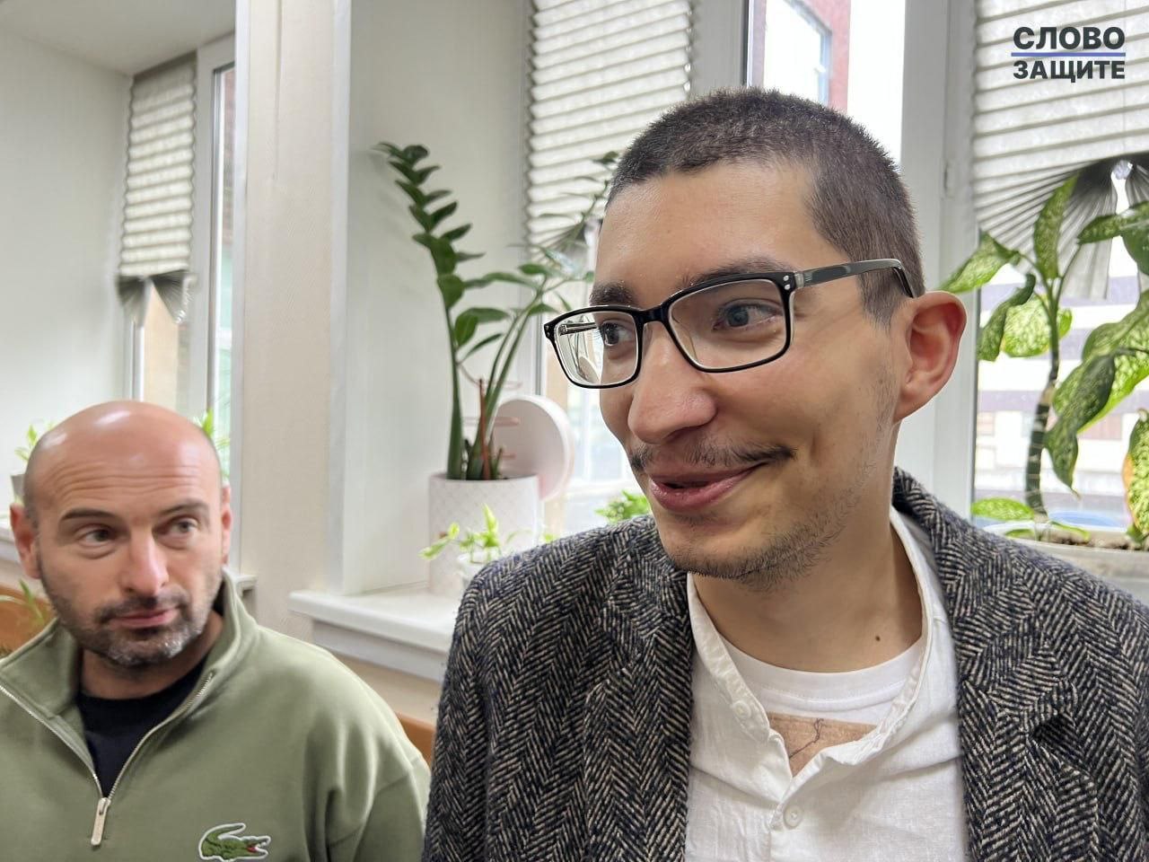 Художник акционист находится в одном из ОВД подмосковной Истры сообщает Telegram канал Крисевич Лучше чем в тюрьме По информации The Insider близкие Крисевича пытались подать в полицию заявление о его пропаже однако силовики отказались его принимать В спецприемнике им также говорили что художника у них нет Информацию о местонахождении художника удалось получить только после возмущения близких передаёт издание Другие подробности не раскрываются Фото Слово защите Подписаться Связаться Поддержать Patreon Boosty